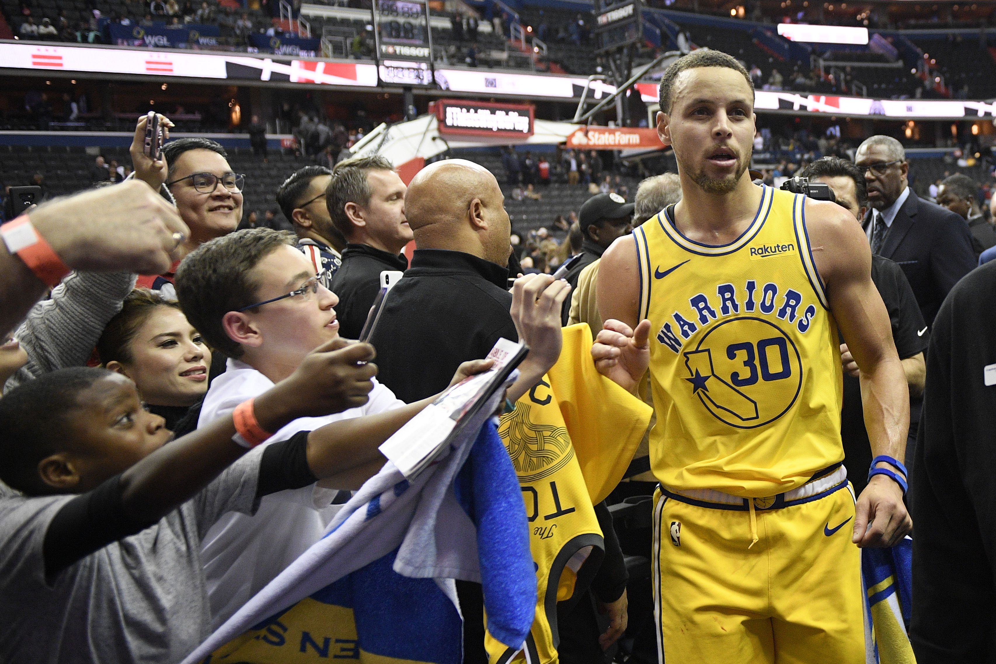 Warriors win 9th straight behind Curry’s 38 points