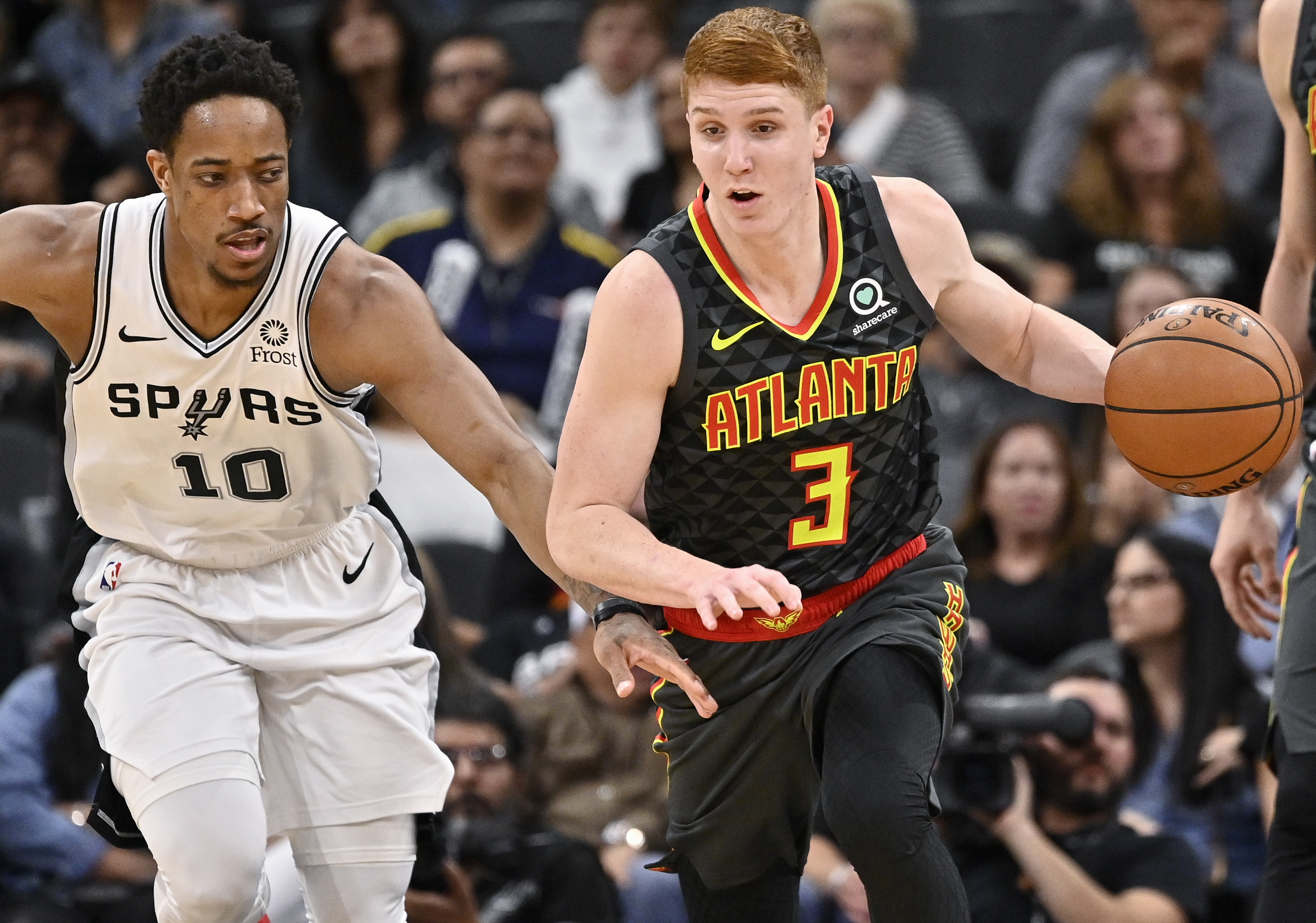 Spurs claim 21st straight home win over Hawks, 117-111