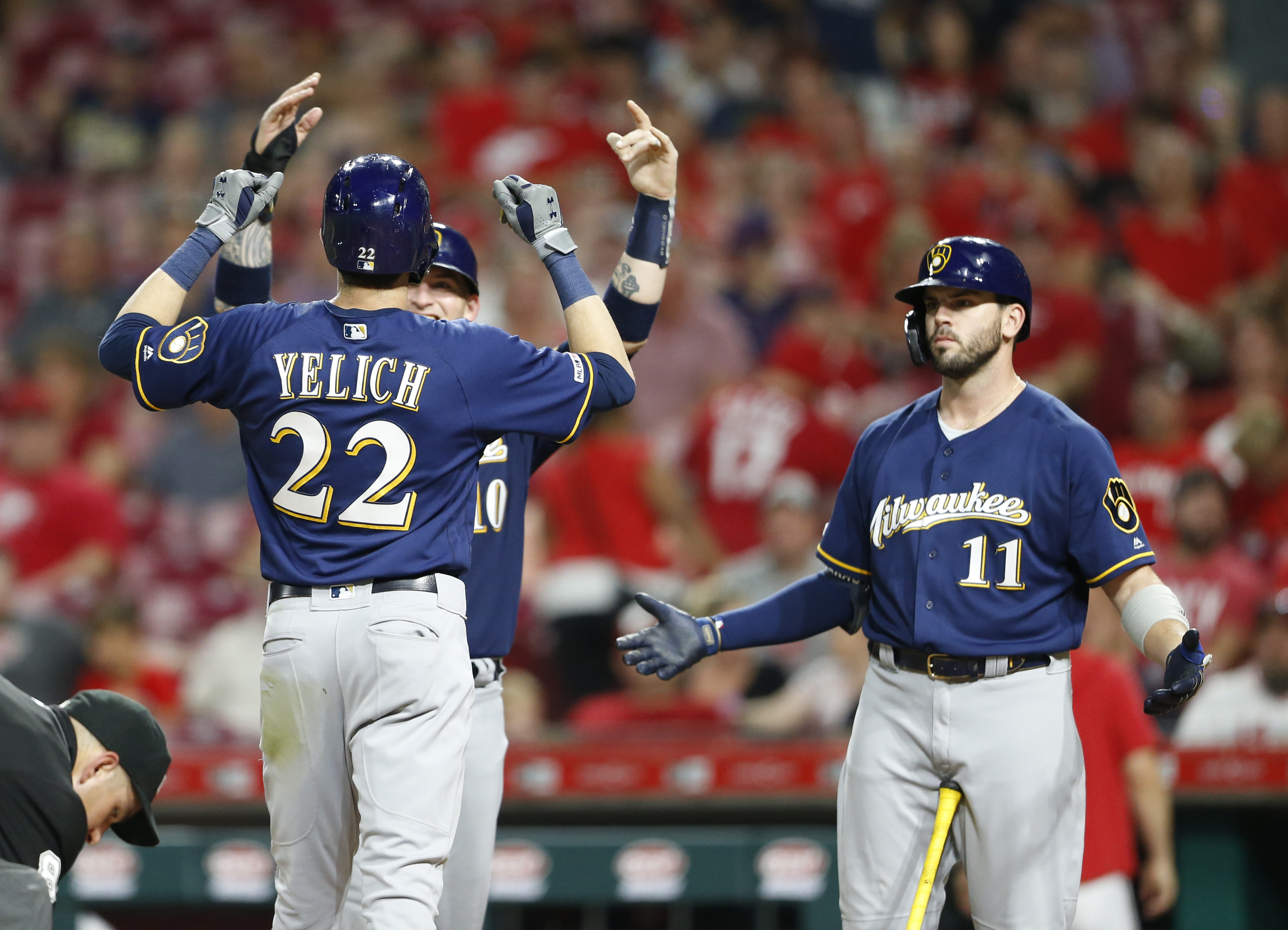 Yelich hits 30th homer, Brewers rally pat Reds 8-6