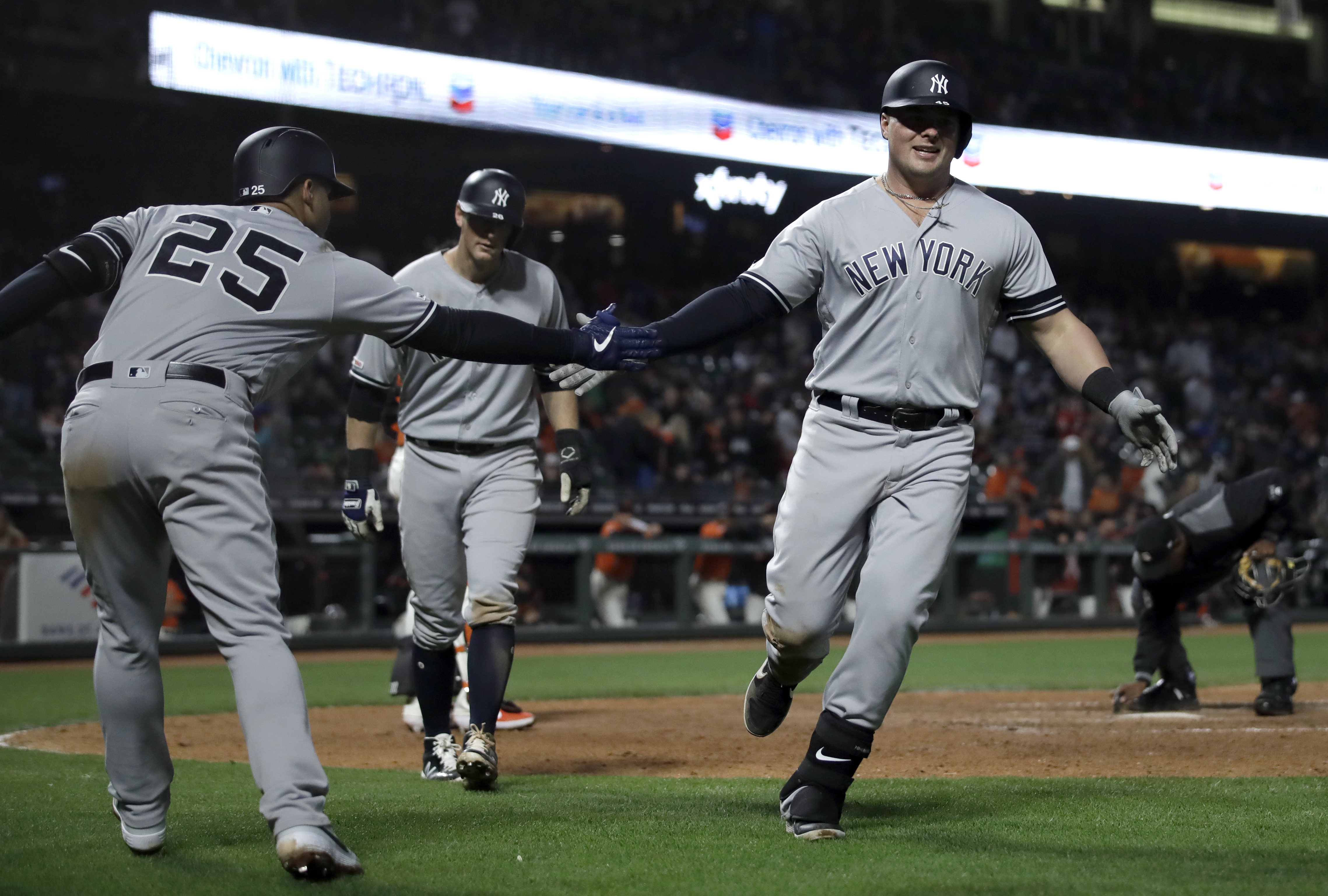 Voit homers, drives in 3 to power Yankees past Giants, 7-3