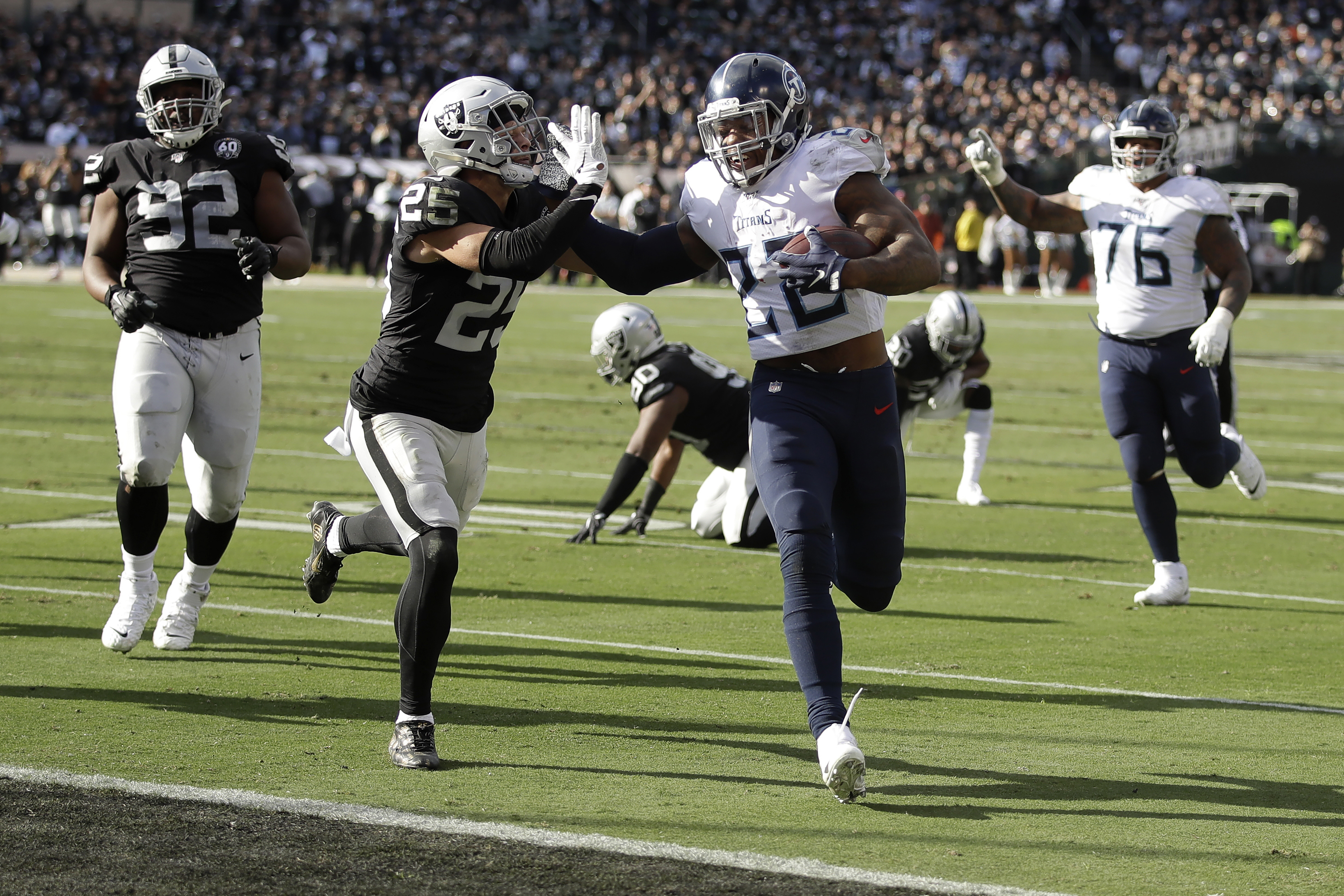 Titans win 4th straight, 42-21 over Raiders