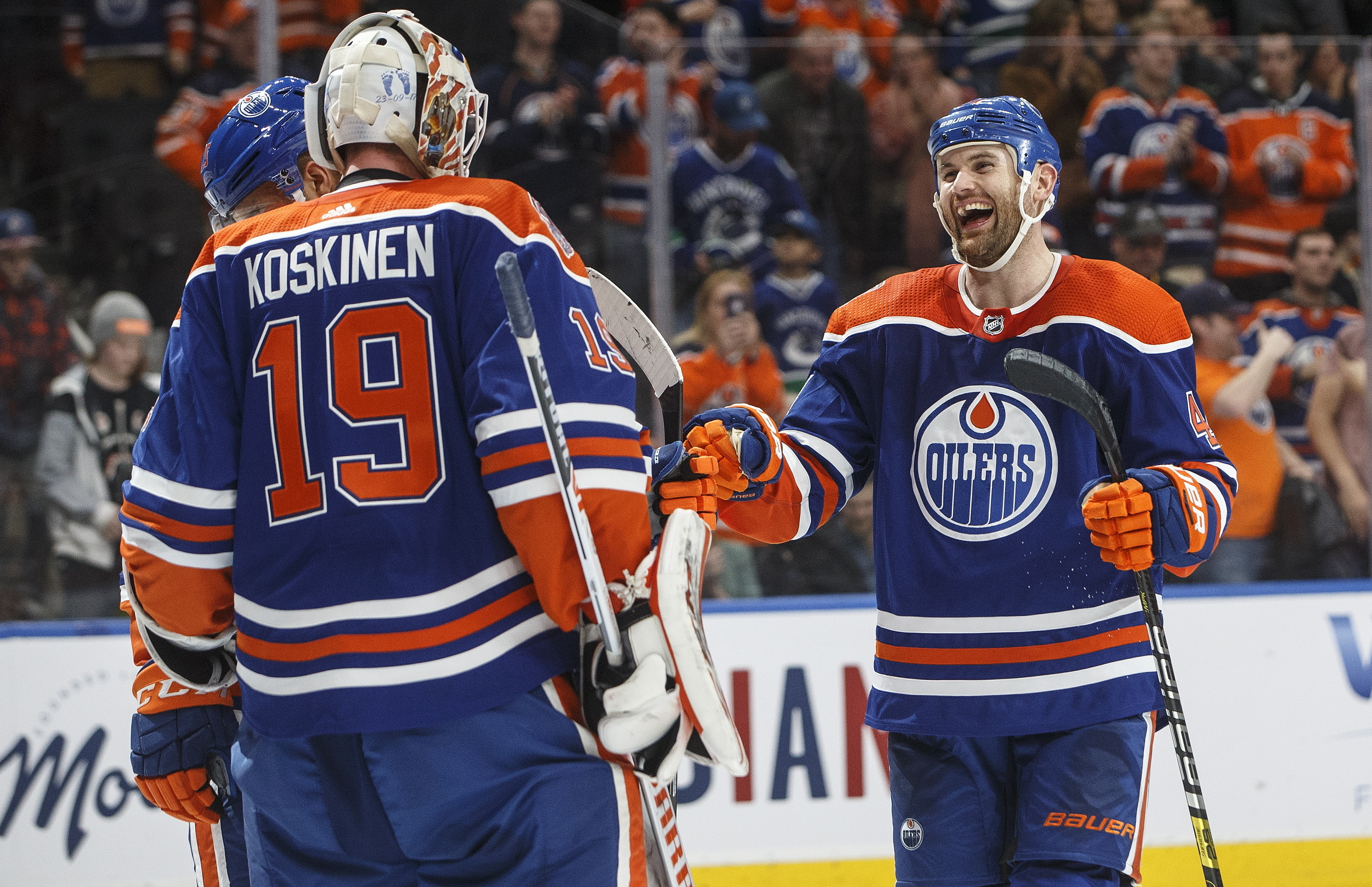 McDavid, Oilers beat Canucks 3-2 for 4th straight win