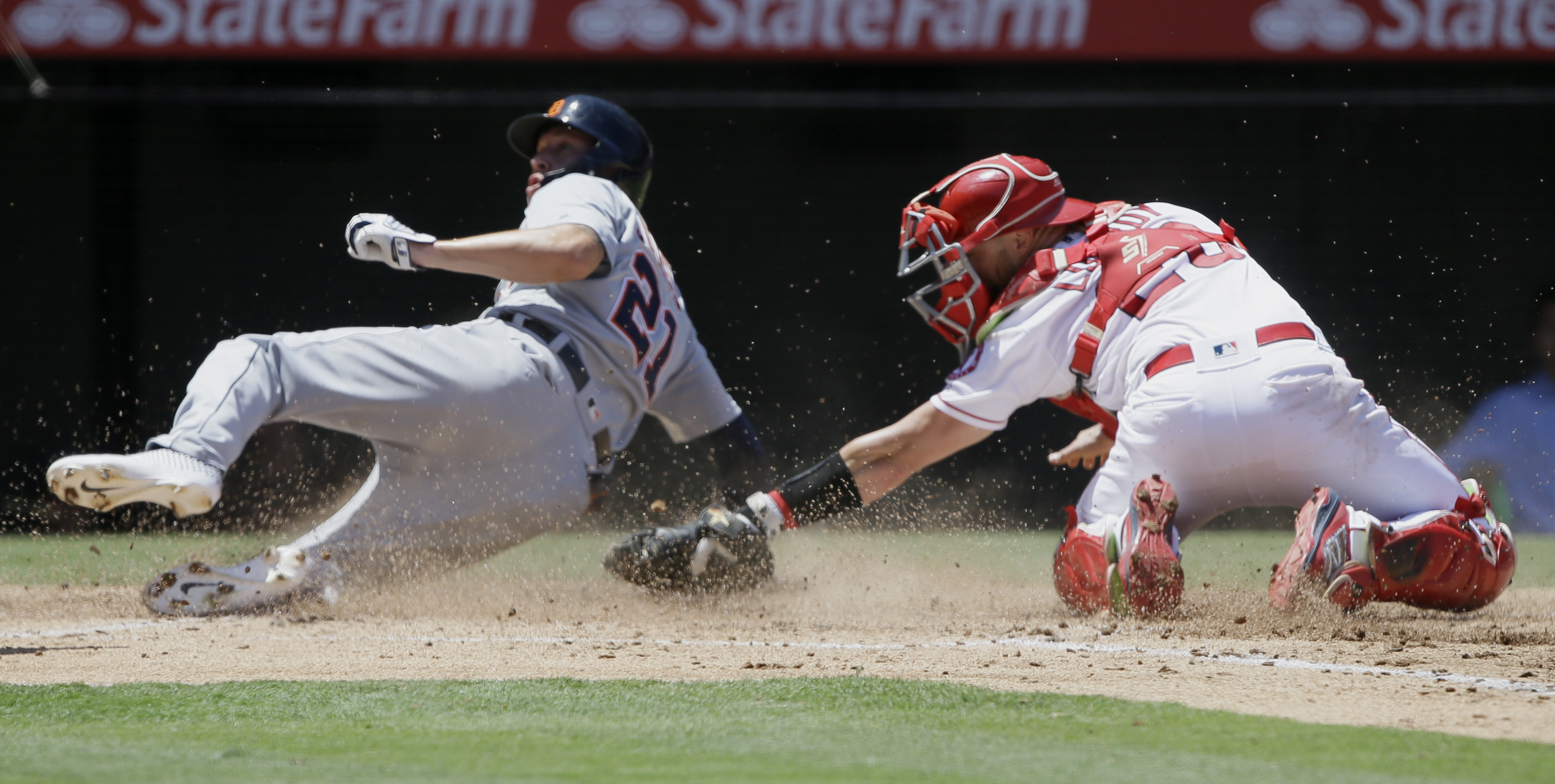 Cubs sign catcher Jonathan Lucroy to plug gap behind plate.