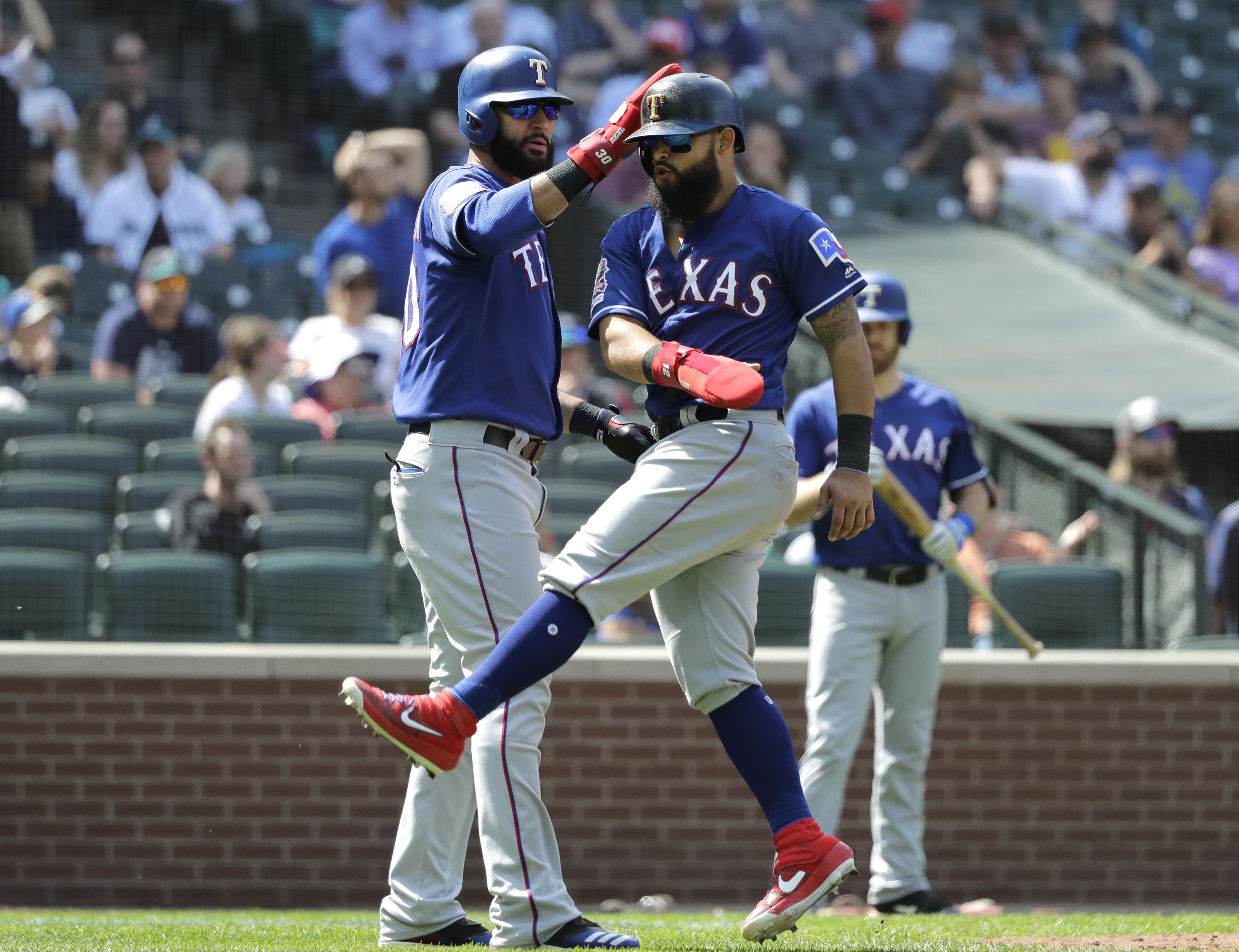 Rangers take advantage of M’s miscues, rally to win 8-7