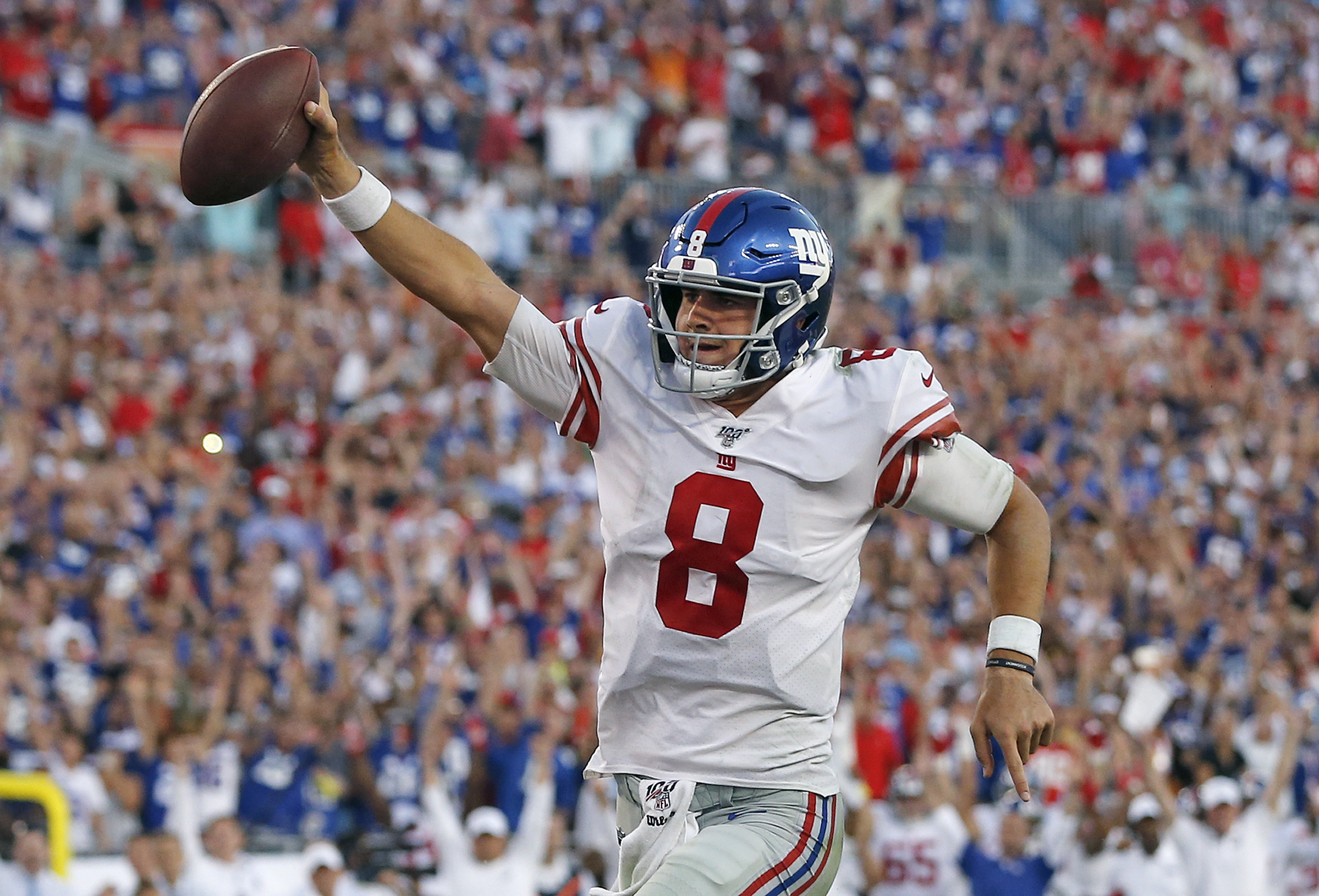Jones lives up to hype in Giants debut as quarterback