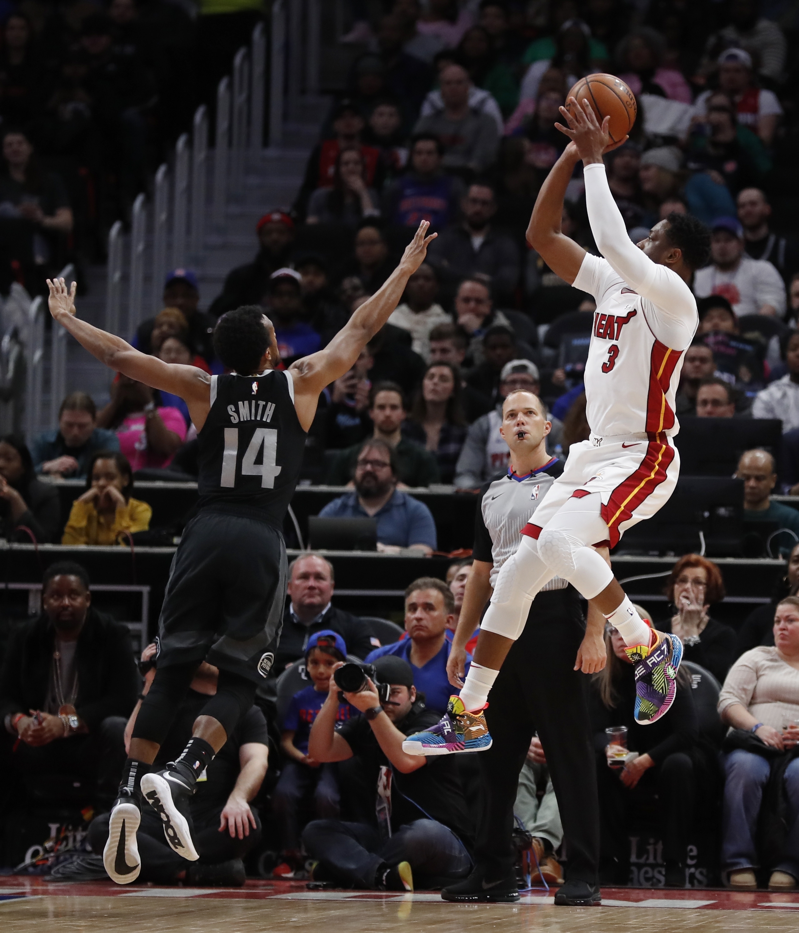 Pistons hold on without Drummond, beat Heat 98-93