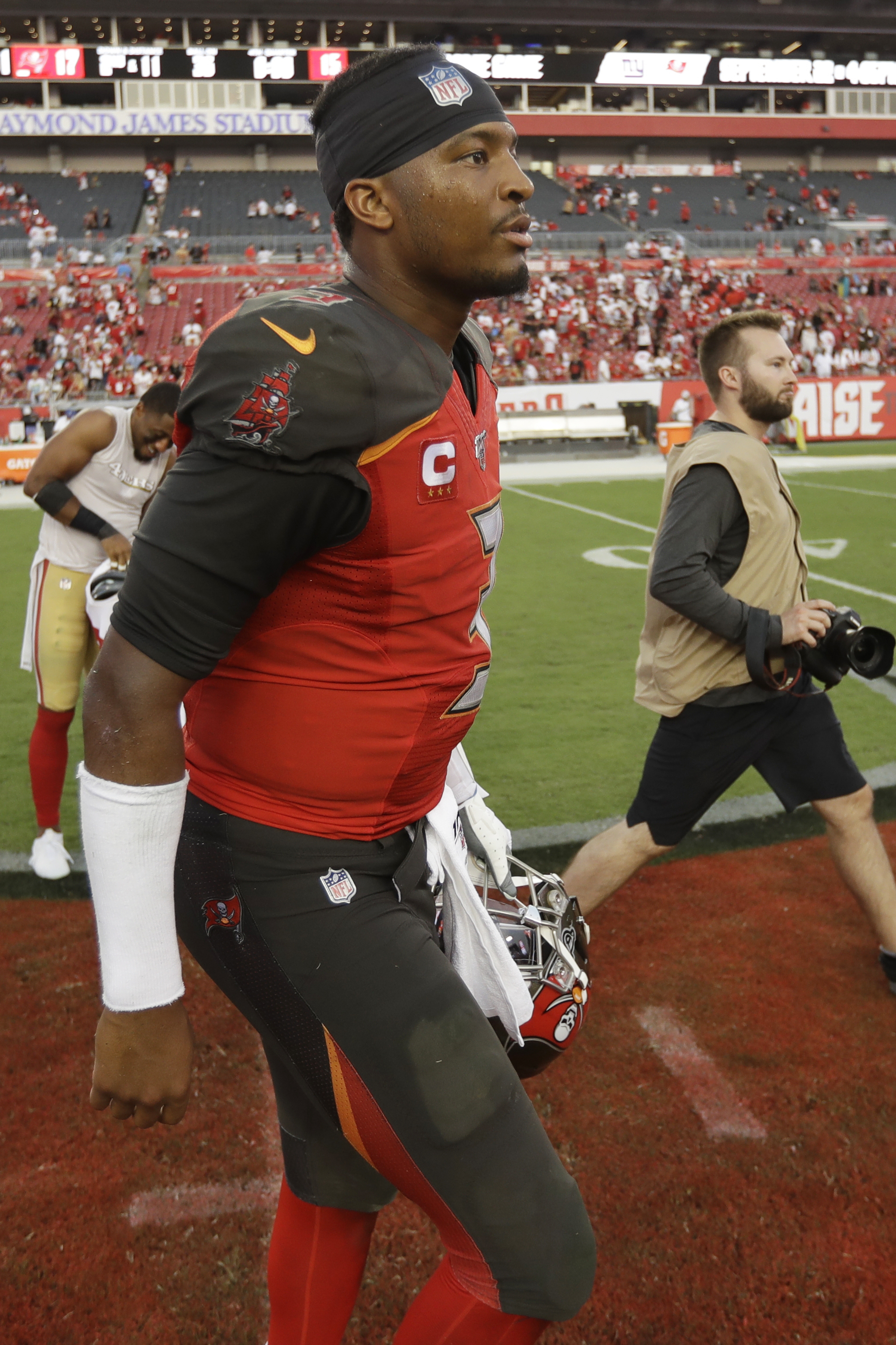 Winston reaches milestone in yet another Buccaneers loss