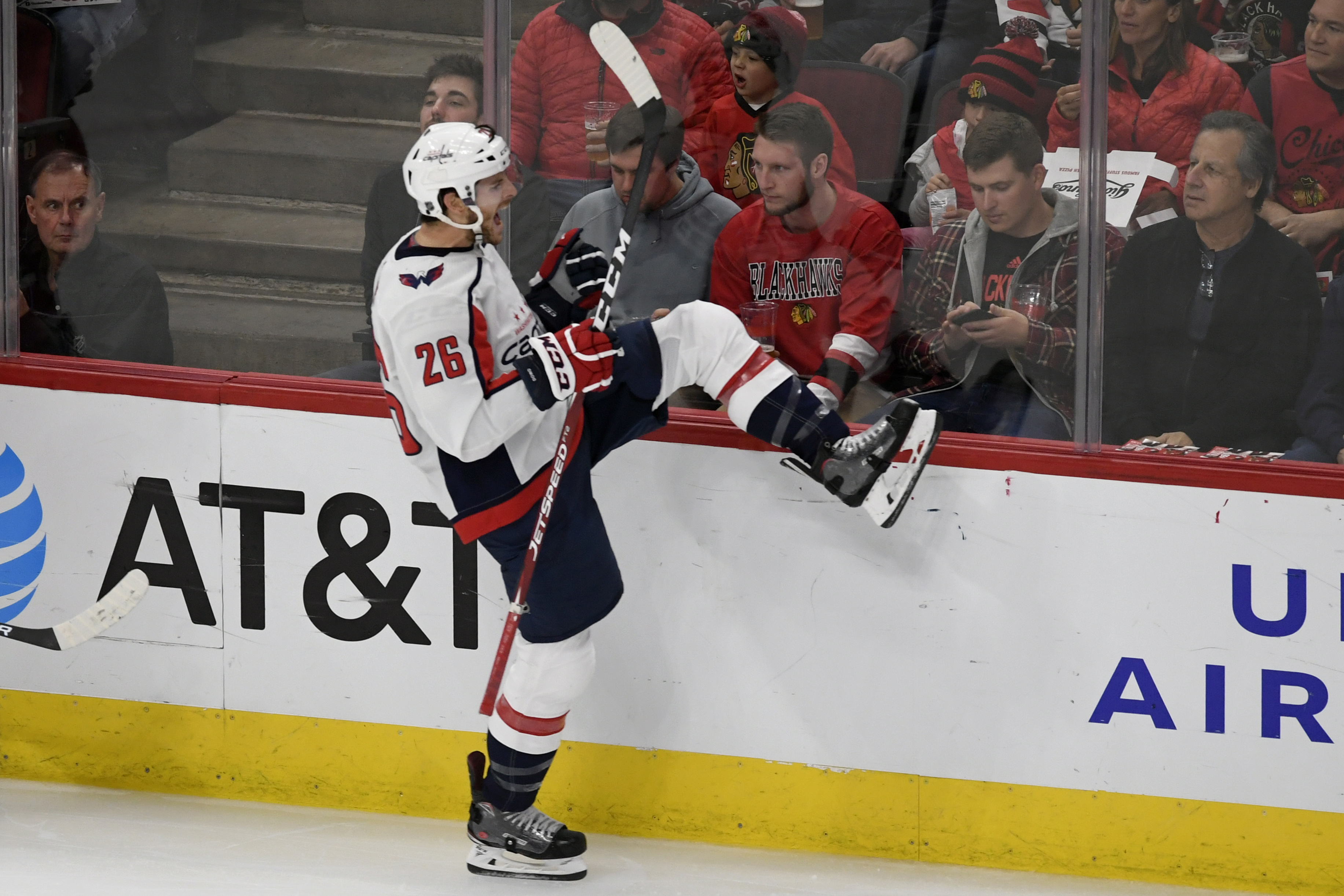 Wilson snaps tie with 3rd period goal, Caps edge Blackhawks