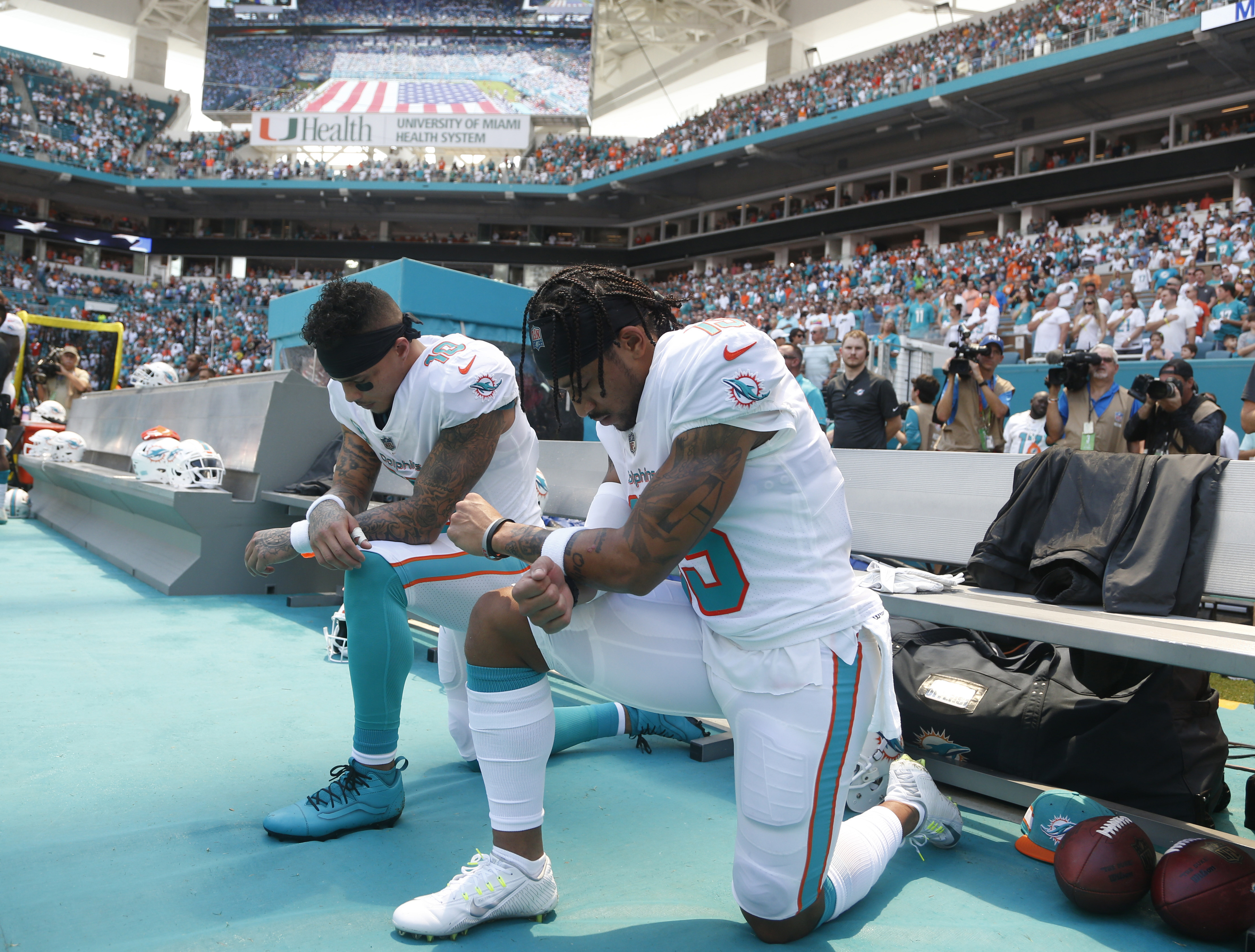 Trump tweets, 2 players kneel for anthem on opening Sunday
