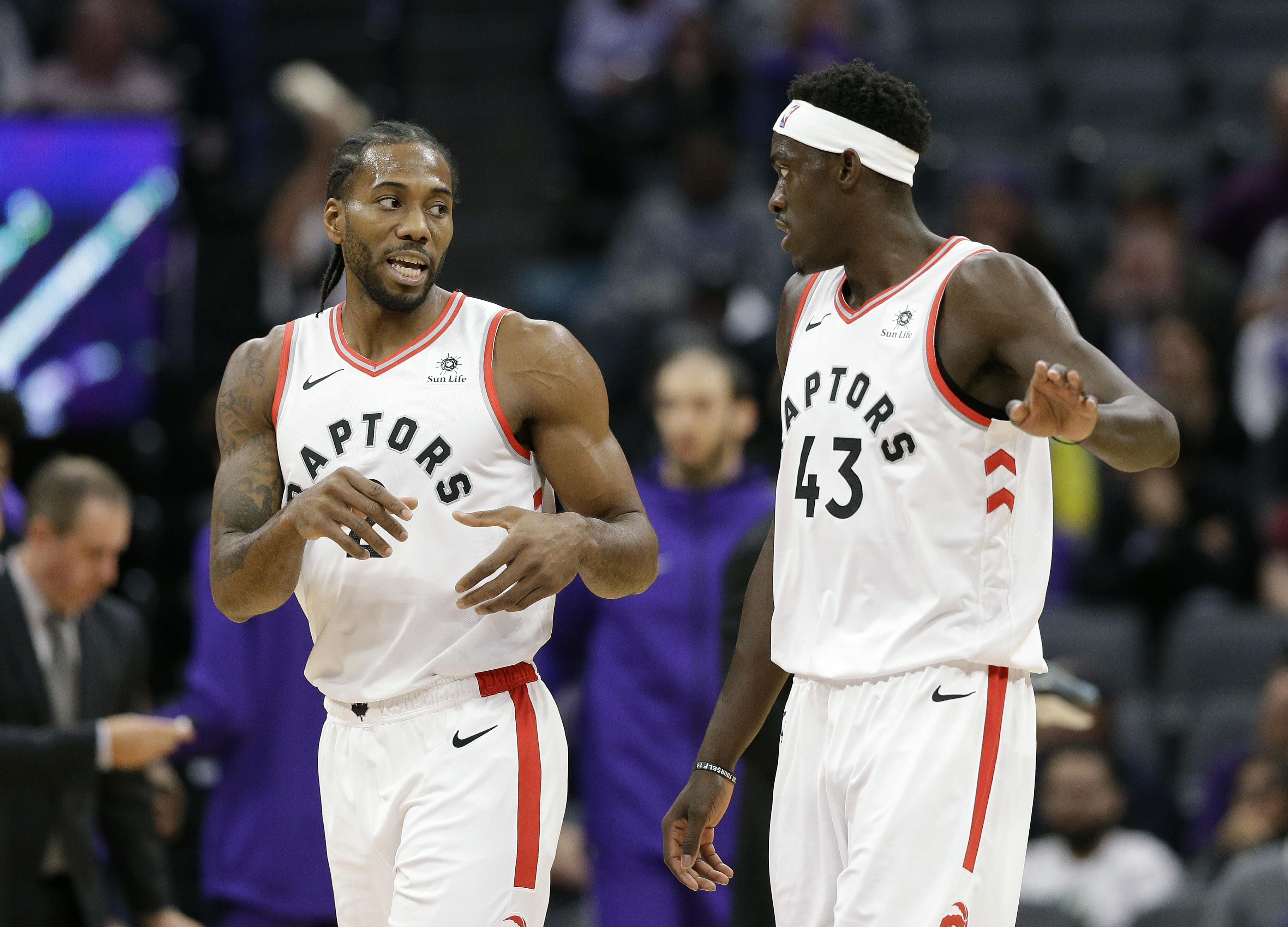 Leonard returns to help Raptors improve to NBA-best 11-1