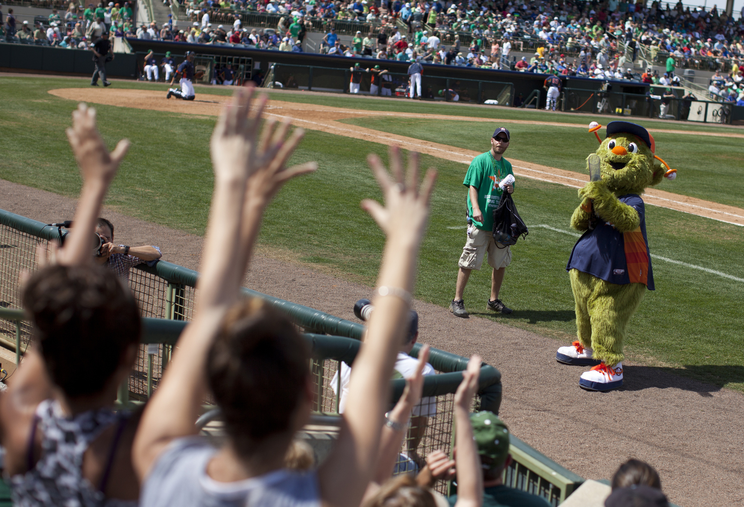 Woman sues Astros for $1M, says T-shirt cannon broke finger