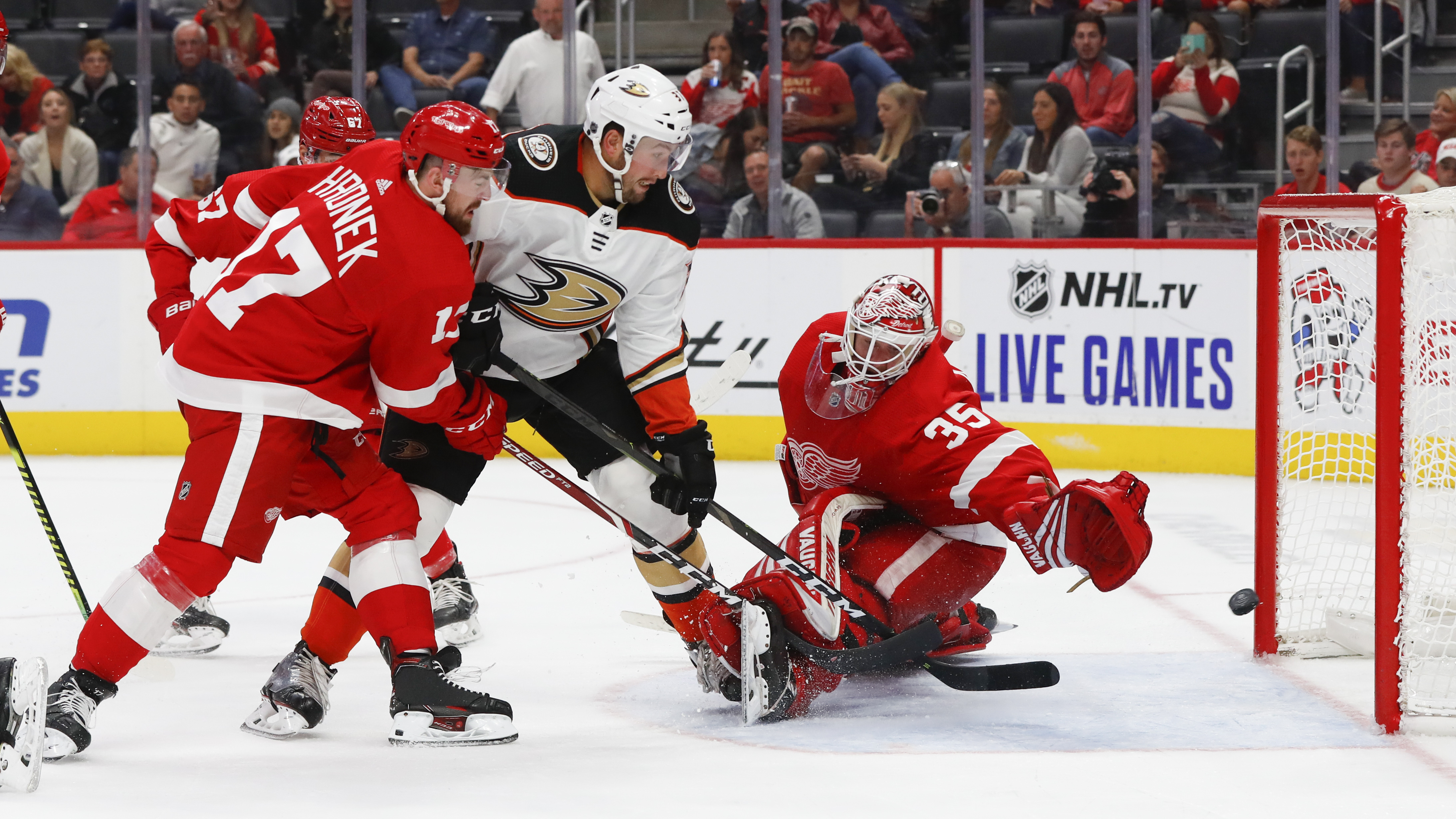 Ritchie gets key goal, Ducks beat Red Wings to stay unbeaten