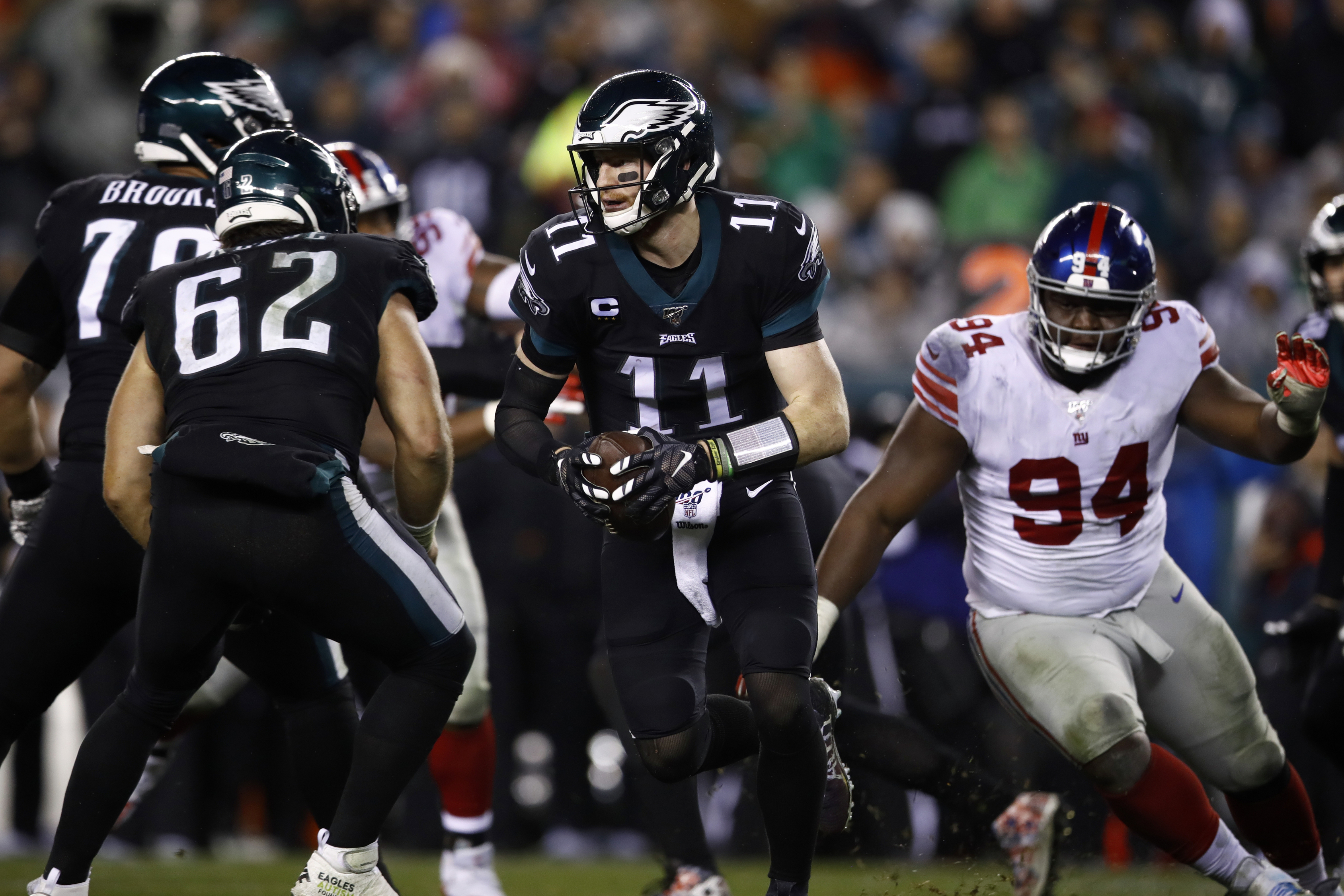 Carson Wentz keeps Eagles in control of playoff hopes