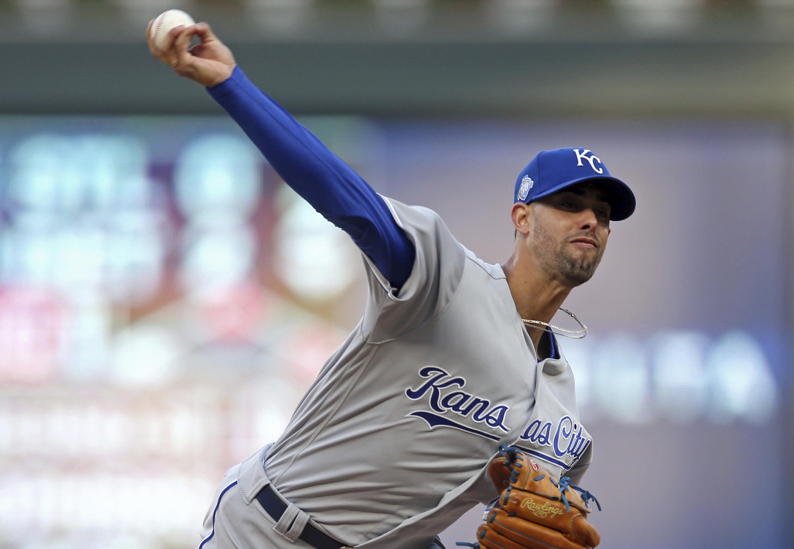 Royals’ Lopez perfect through 7 innings against Twins