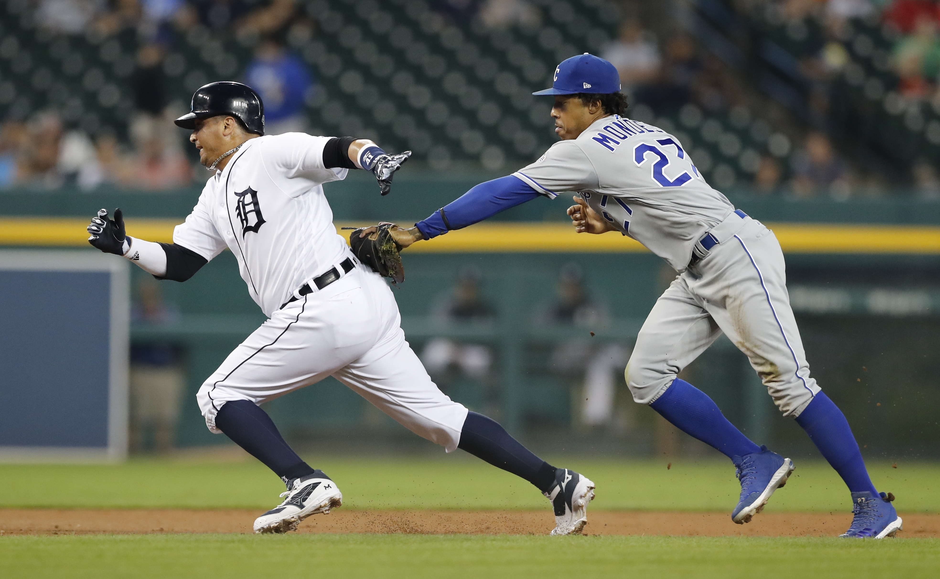 LEADING OFF: Victor Martinez wraps up, Wainwright starts