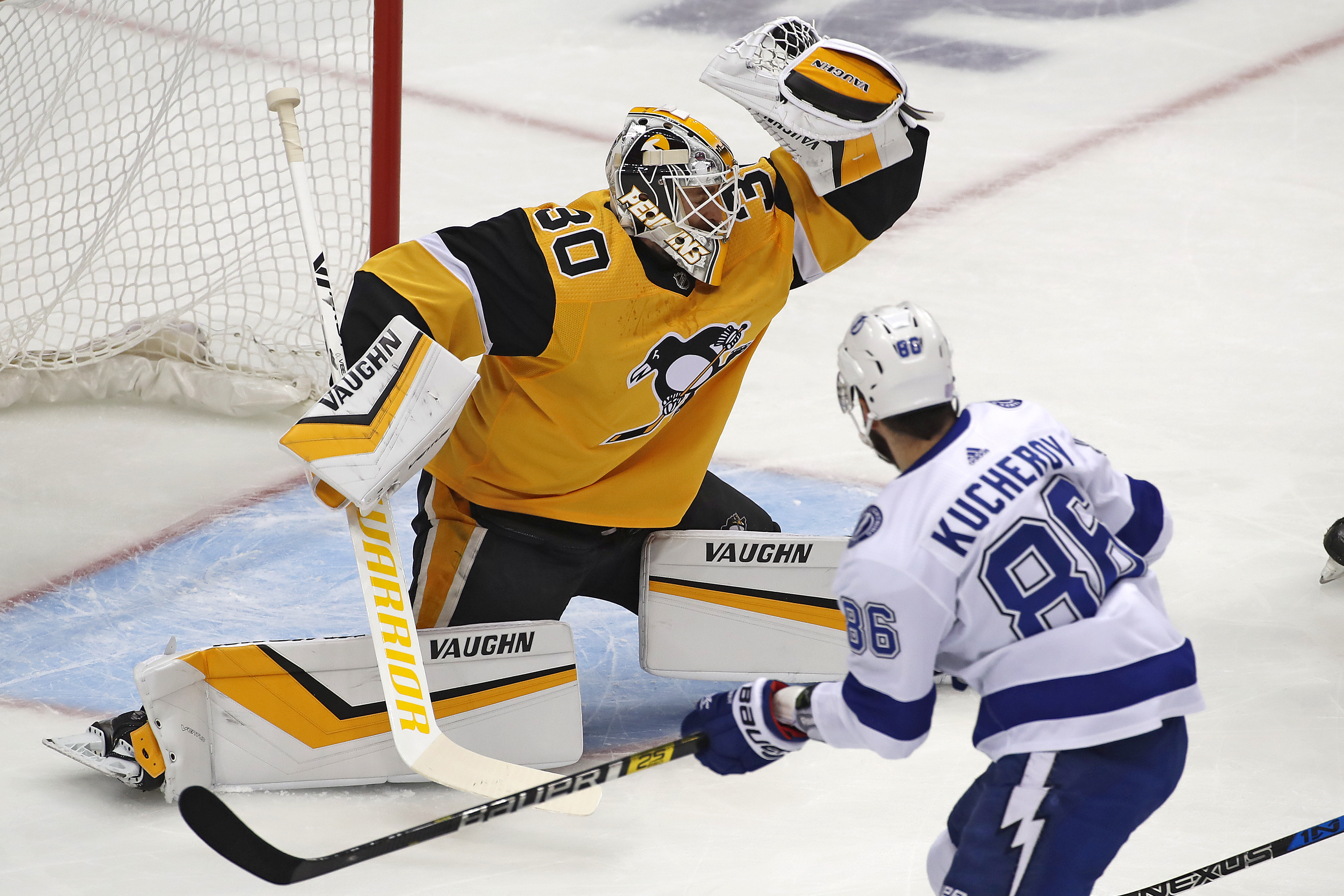 Point scores 3 PP goals in 1:31, Lightning top Penguins