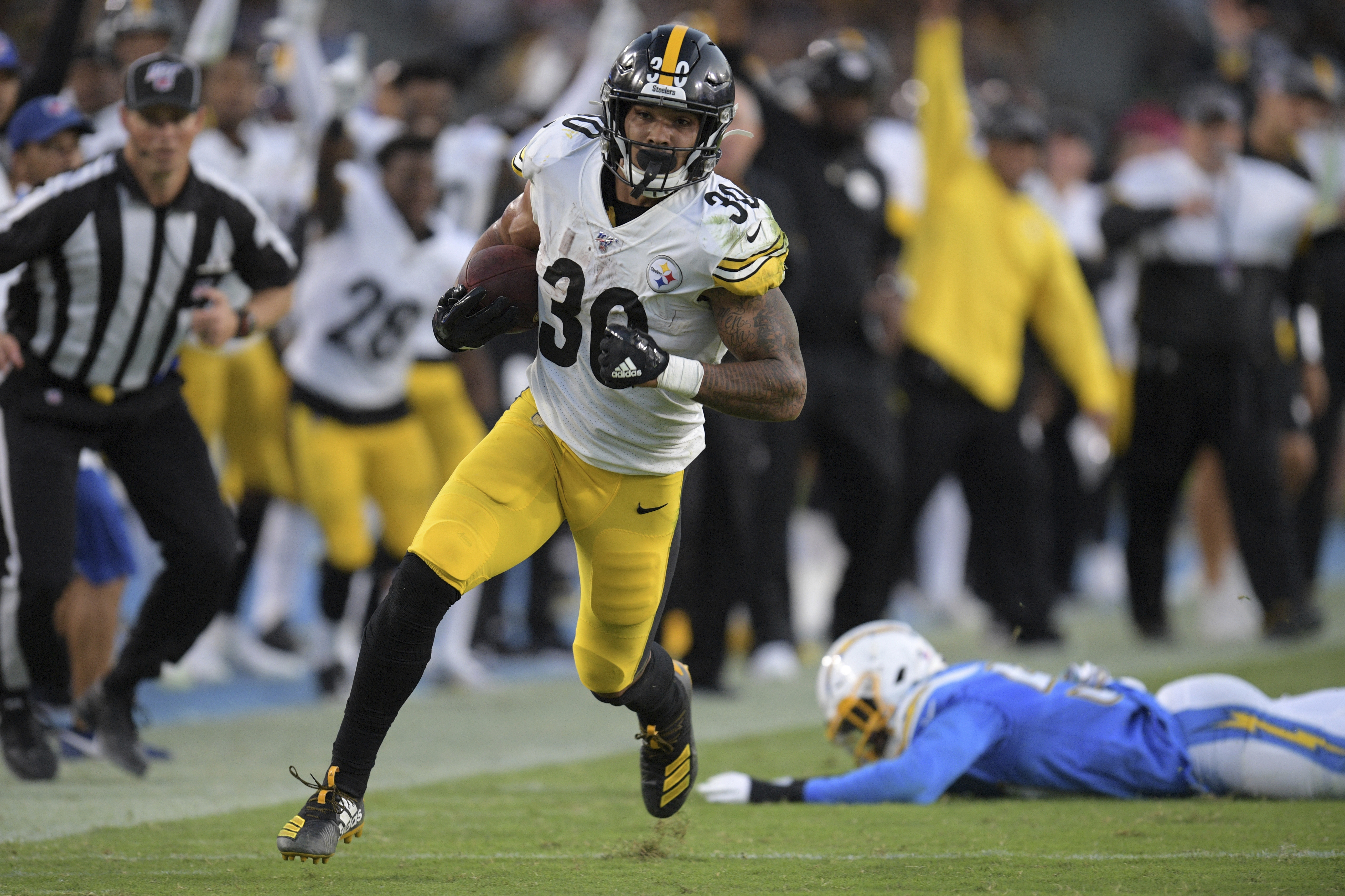 Steelers' Conner scores 2 TDs, Hodges wins first start
