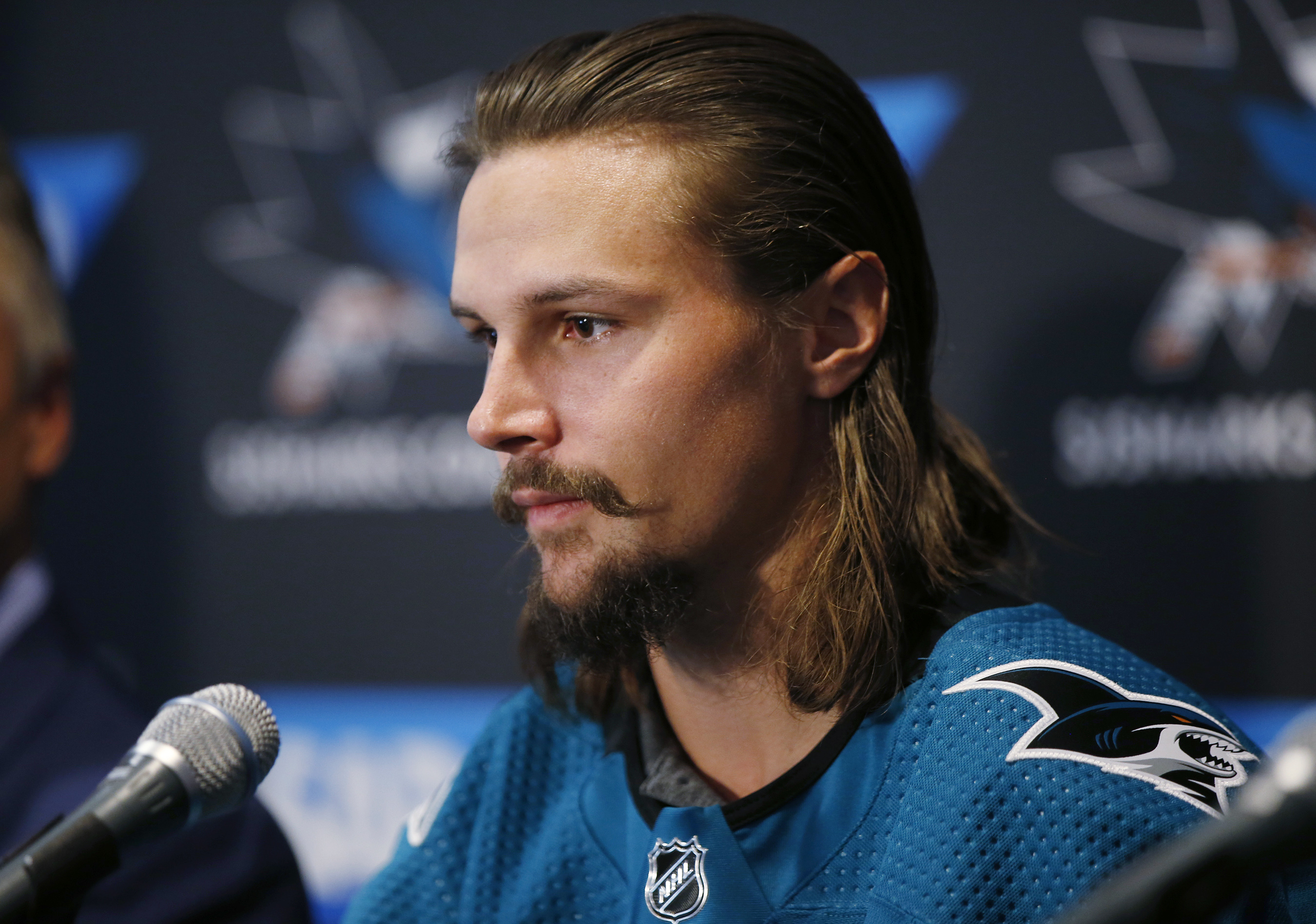 Erik Karlsson looks to fit in on 1st day with Sharks