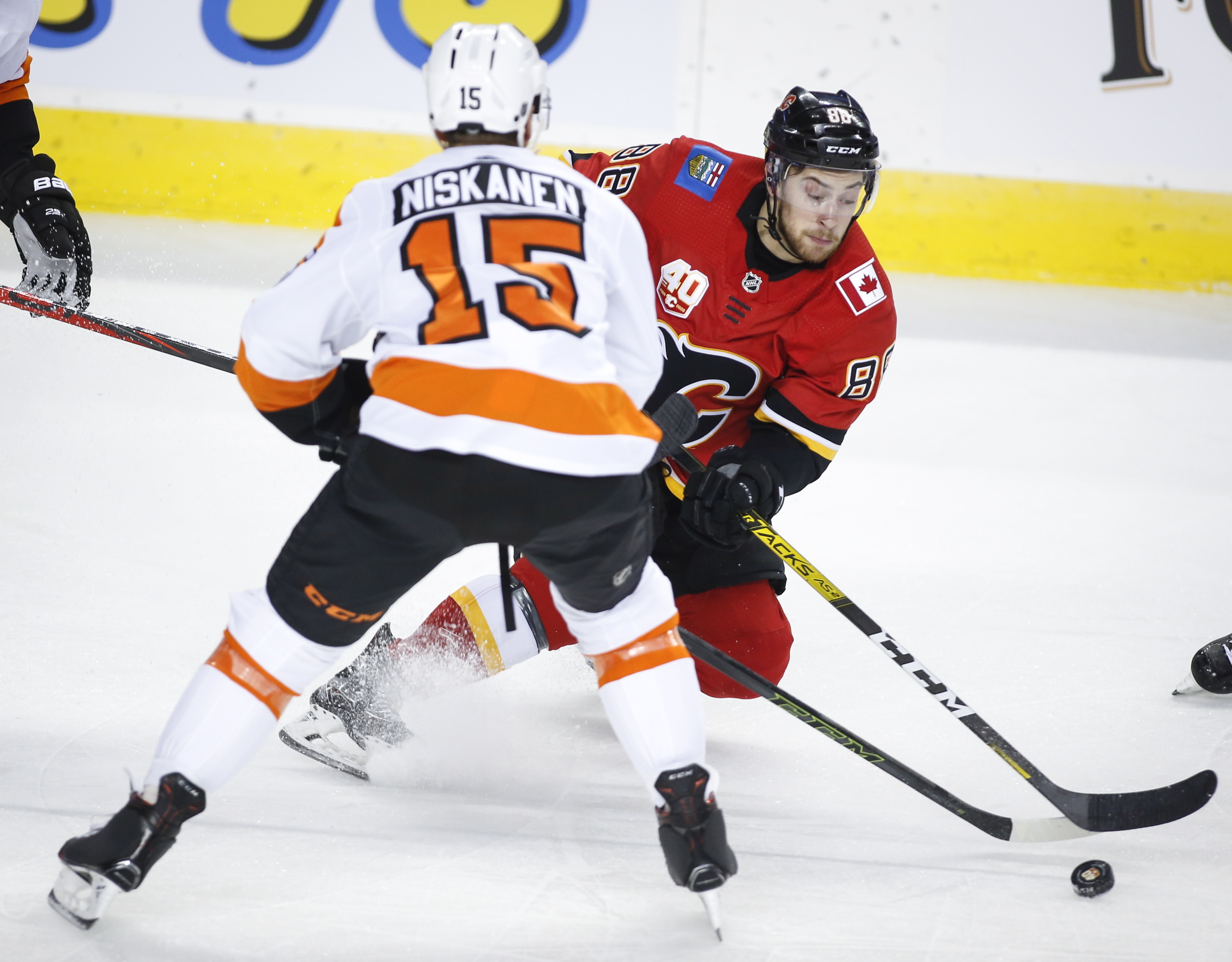 Frolik scores in his 800th NHL game, Flames beat Flyers 3-1
