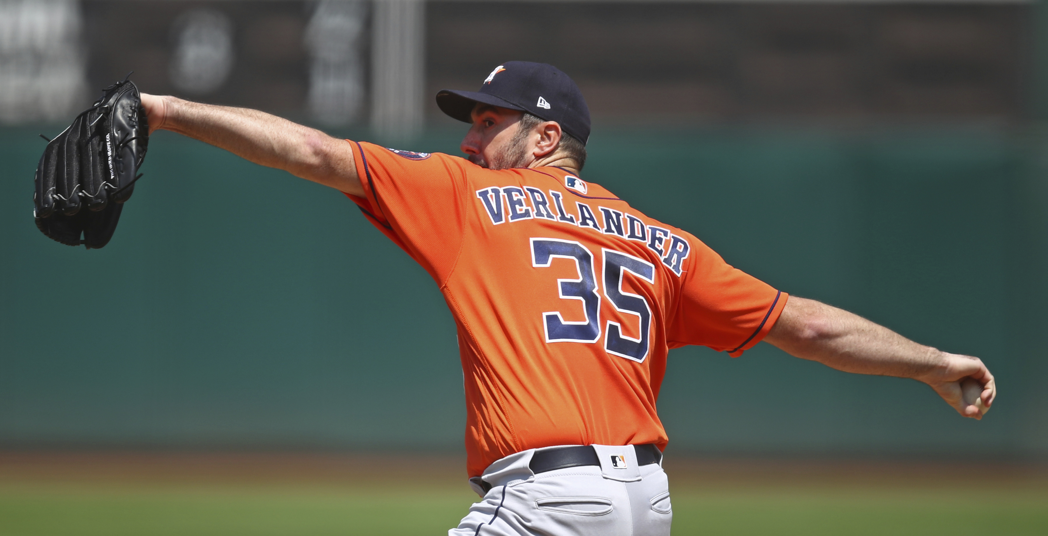 Verlander wins 200th, Astros back ahead of A’s with 9-4 win