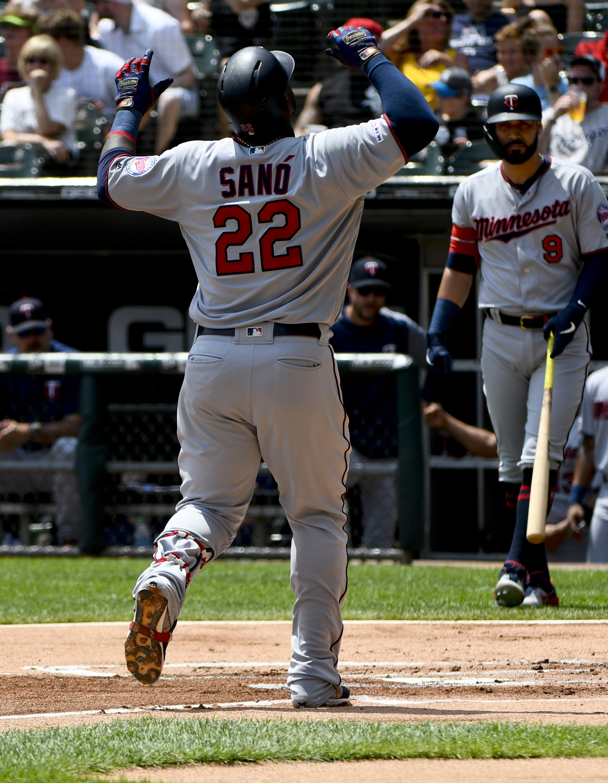 Sanó homers as Twins pound White Sox 11-1