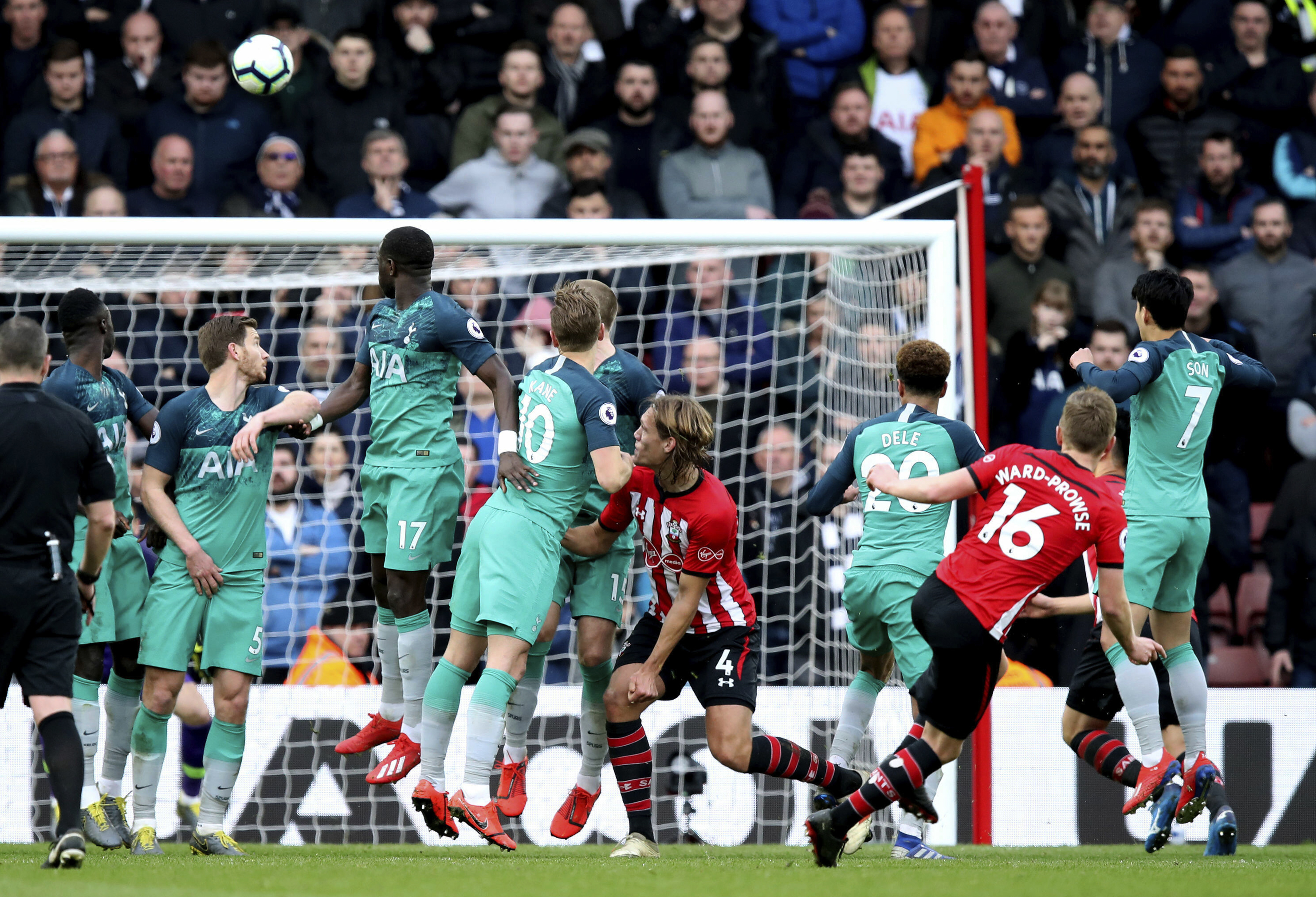 Southampton stuns Tottenham 2-1 in EPL