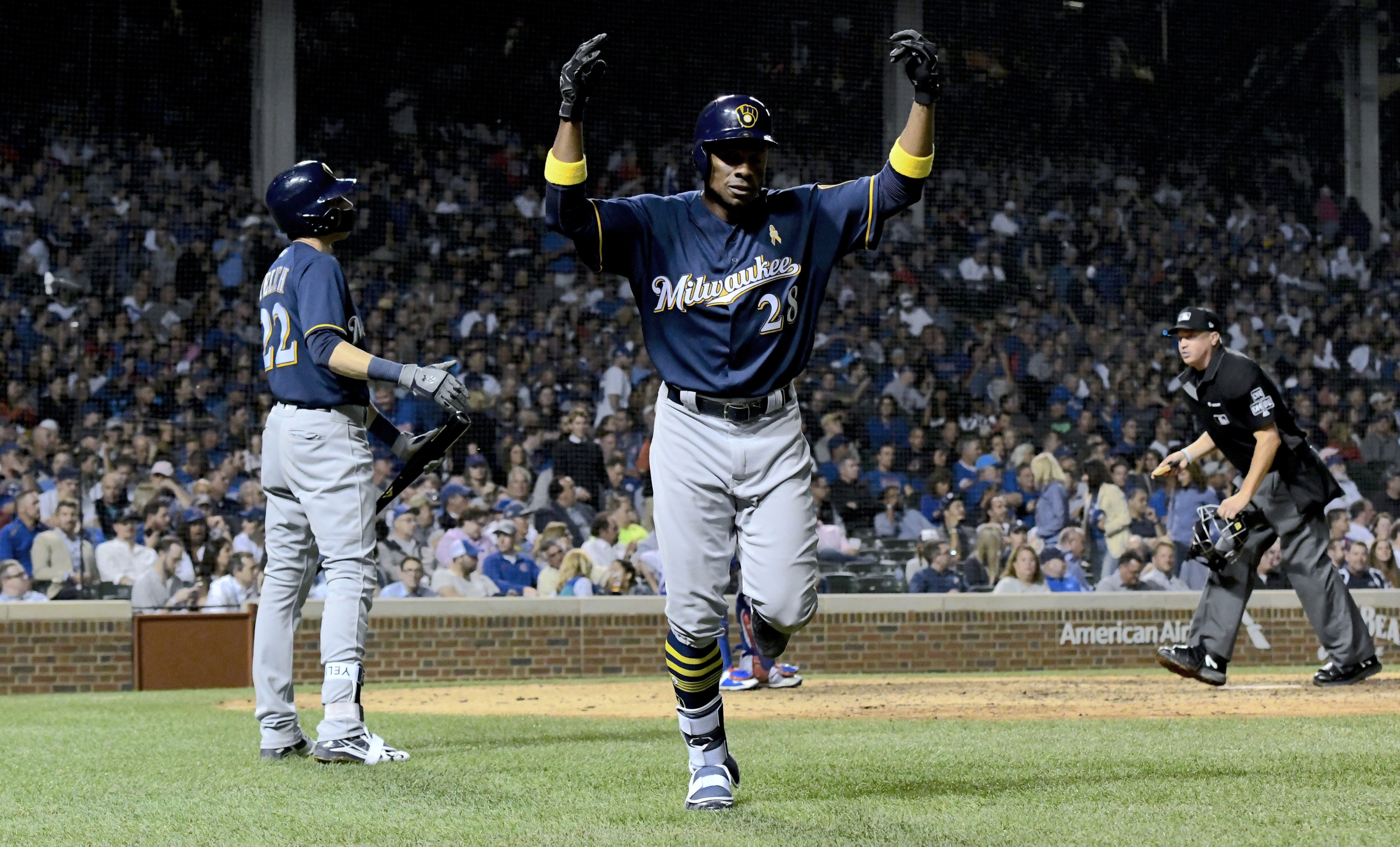 Brewers beat Cubs 5-1 to move within 1 game in NL Central