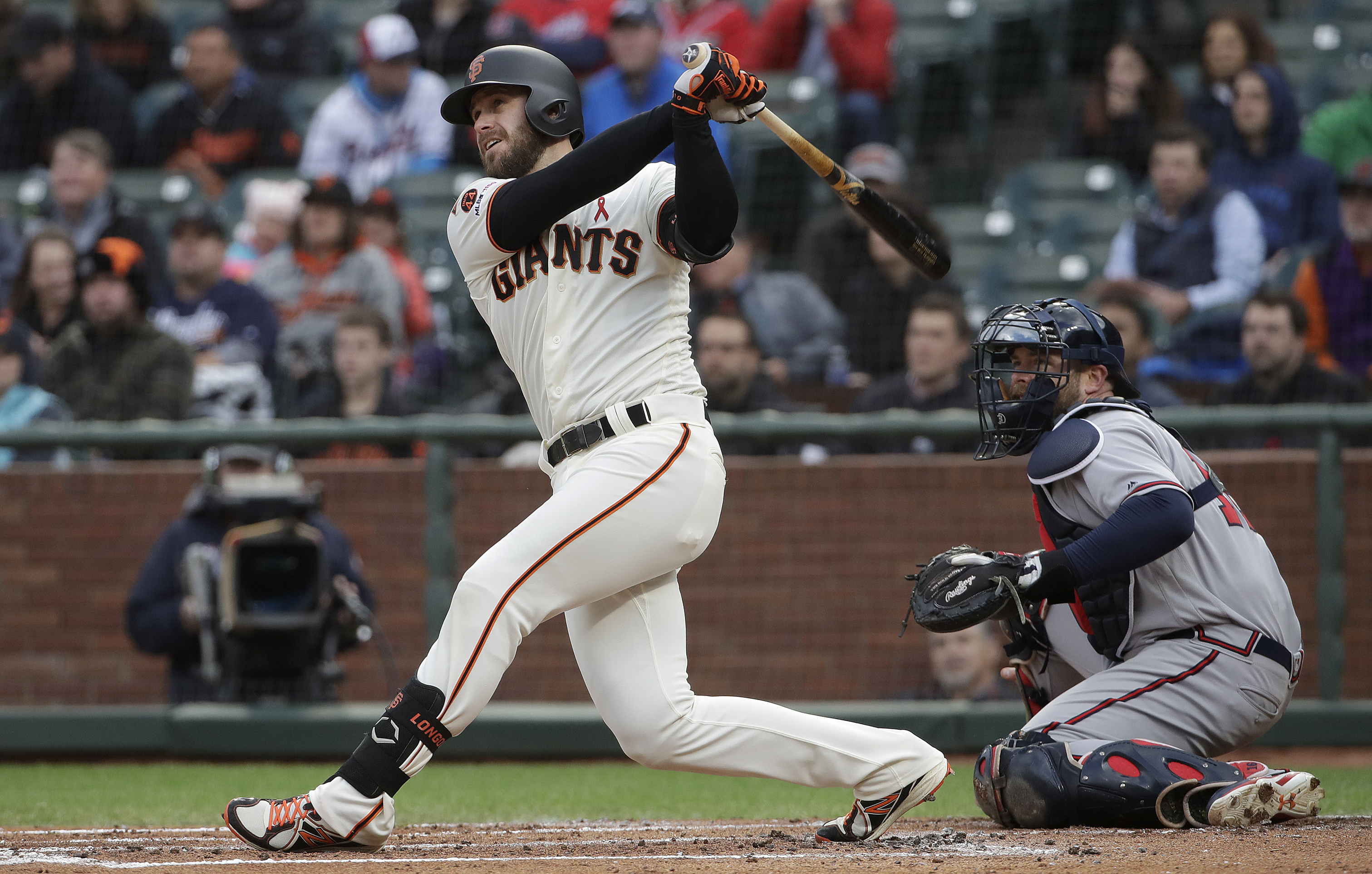 Giants score three in ninth to beat Braves 4-3