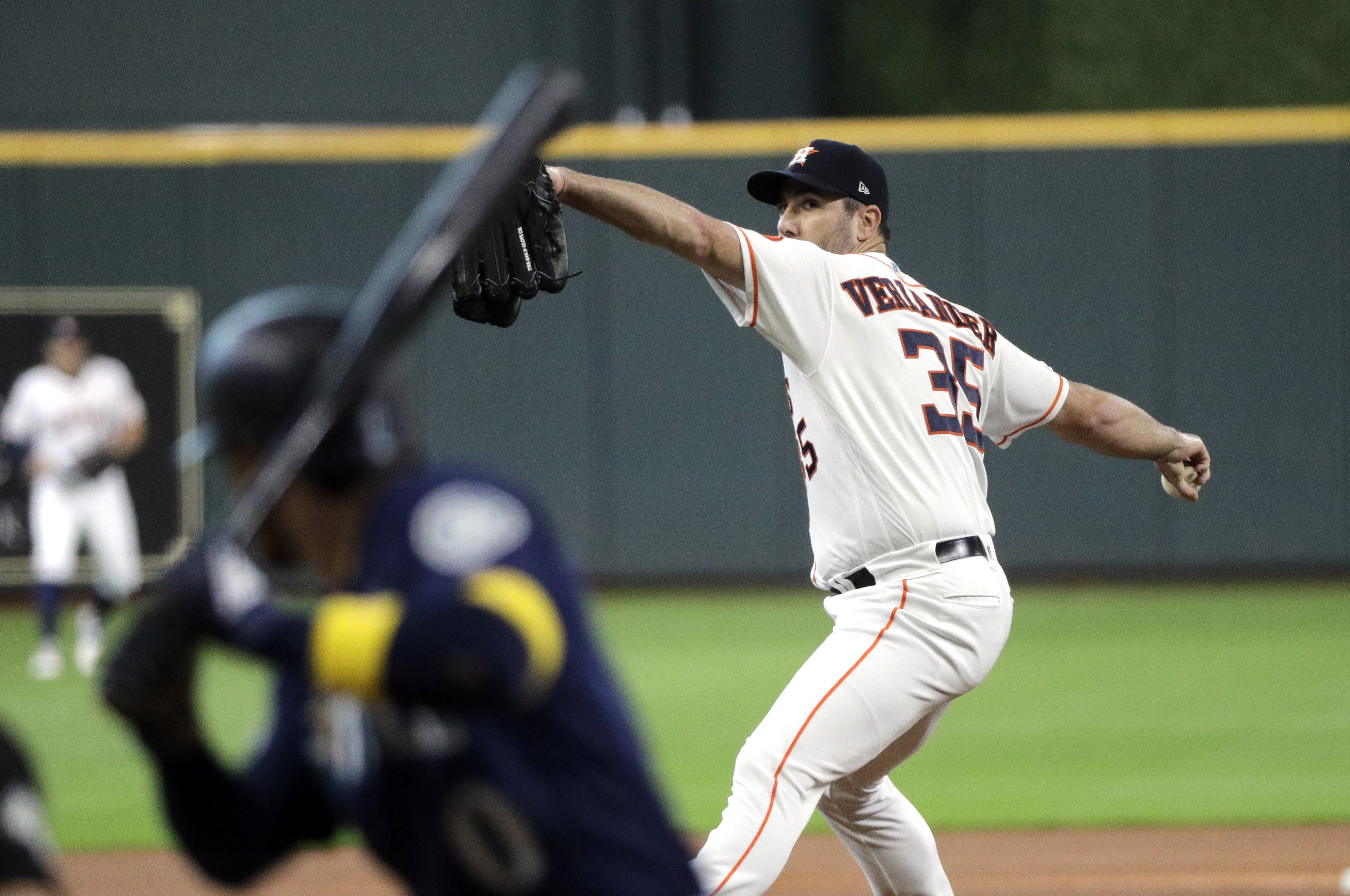 Verlander gets MLB-best 18th win as Astros down Seattle 2-1