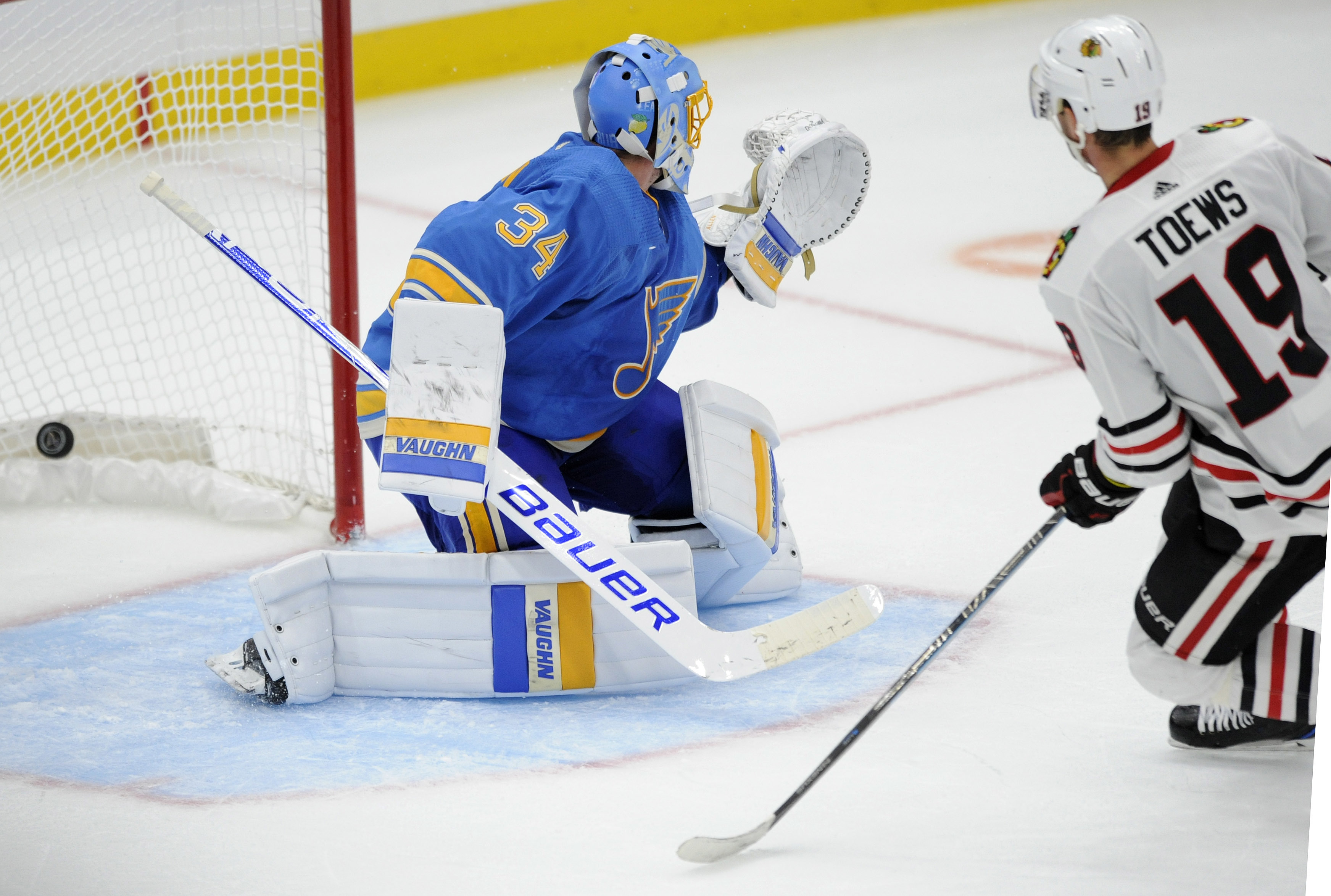 Toews nets hat trick with OT goal, Blackhawks top Blues 5-4