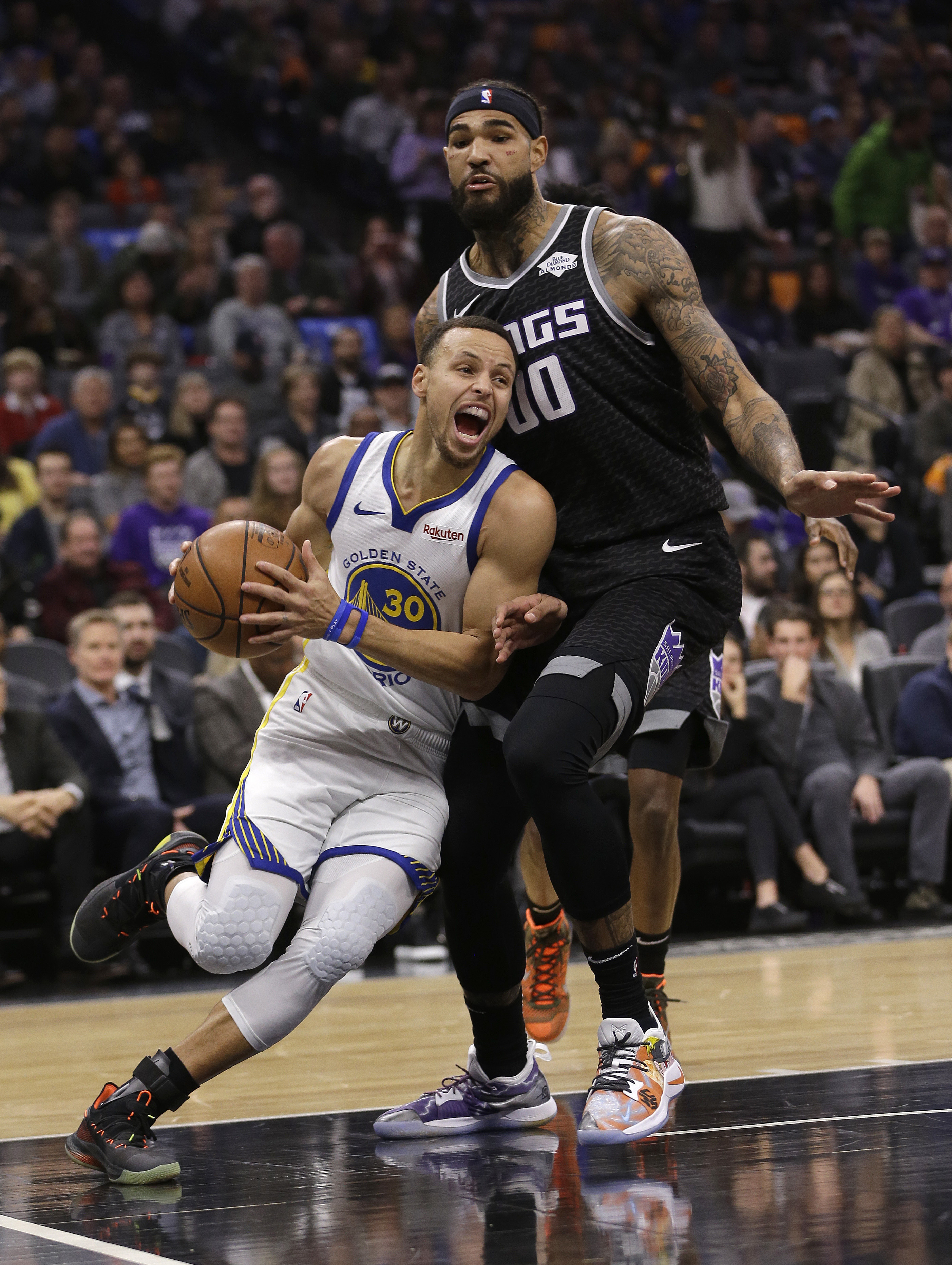 Curry scores 42 points, Warriors hold off Kings 127-123