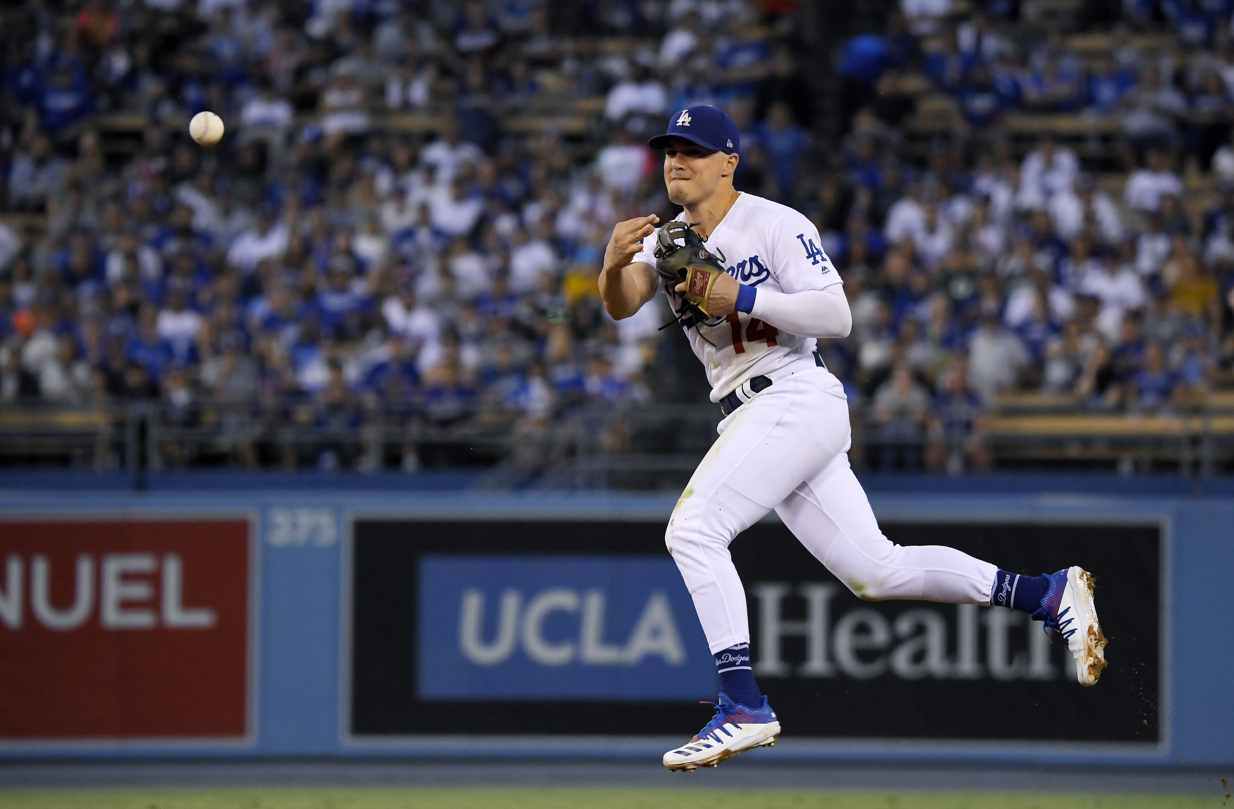 Hernandez single in 9th lifts Dodgers over Blue Jays 3-2