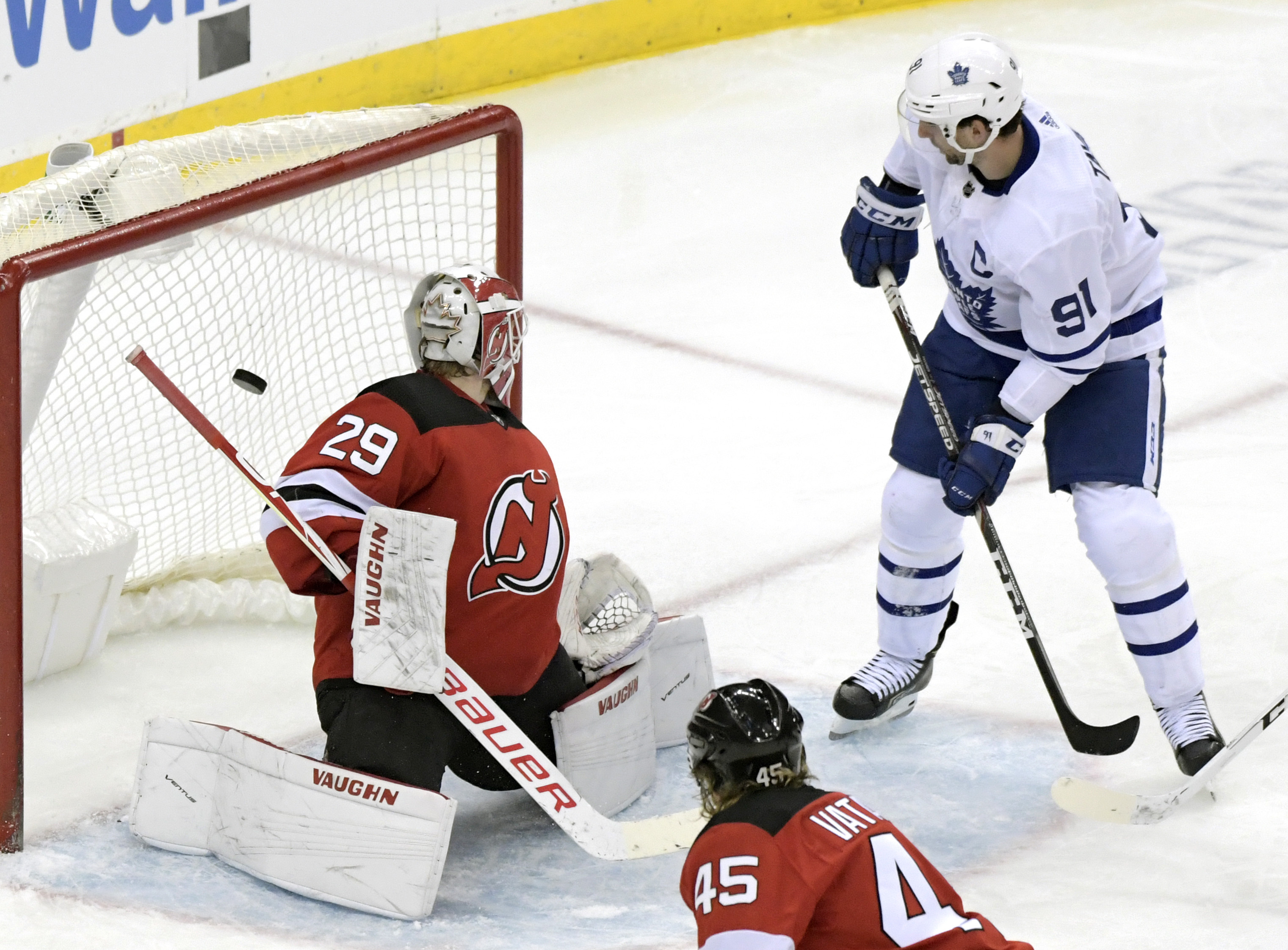 Devils score own goal in OT, Maple Leafs win 6th straight