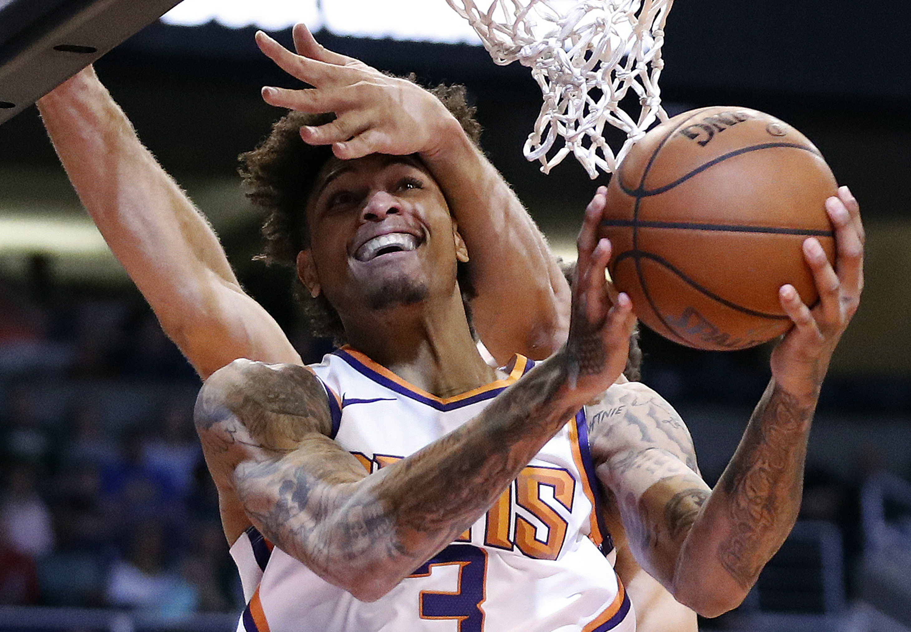 Oubre, Booker help Suns stun Bucks