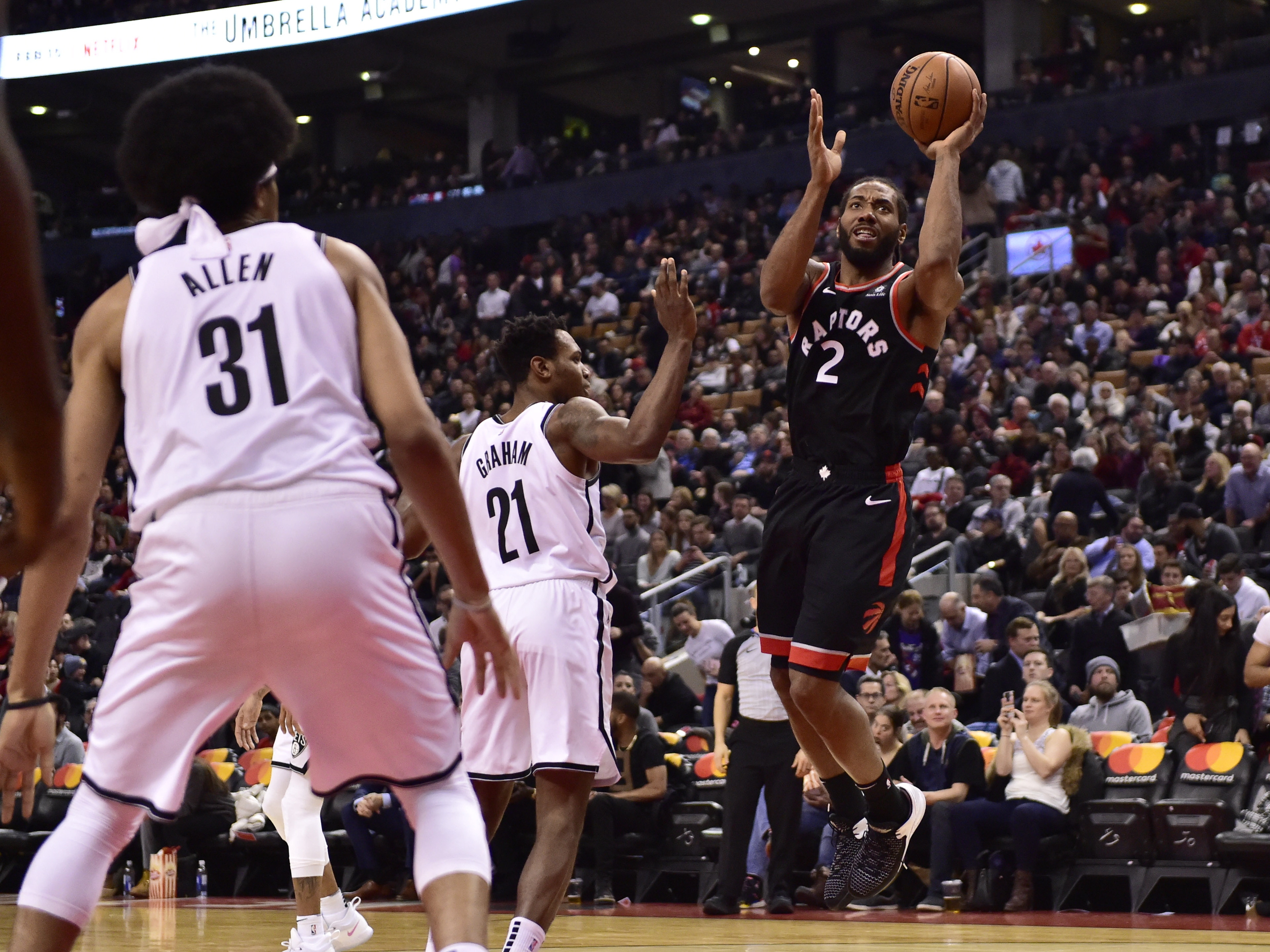 Leonard hits winning basket, Raptors beat Nets 127-125