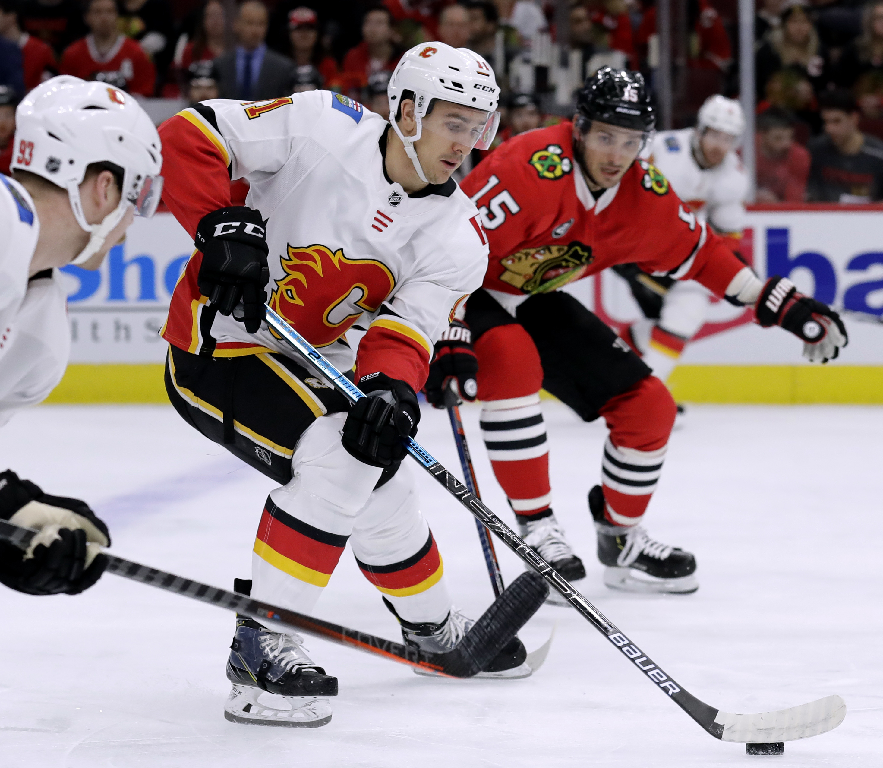 Monahan, Lindholm lead Flames past Blackhawks 3-2