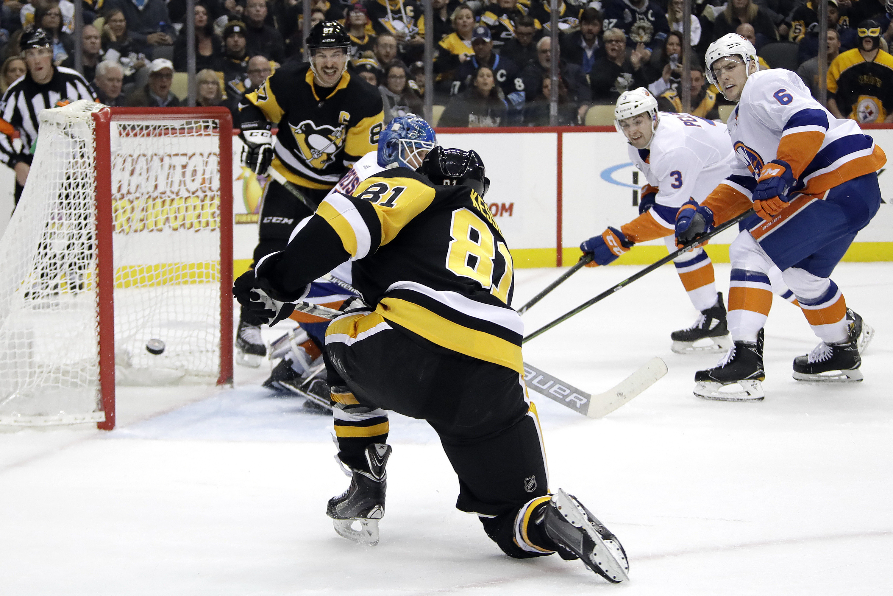 Kessel, Letang score twice, lead Pens past Islanders