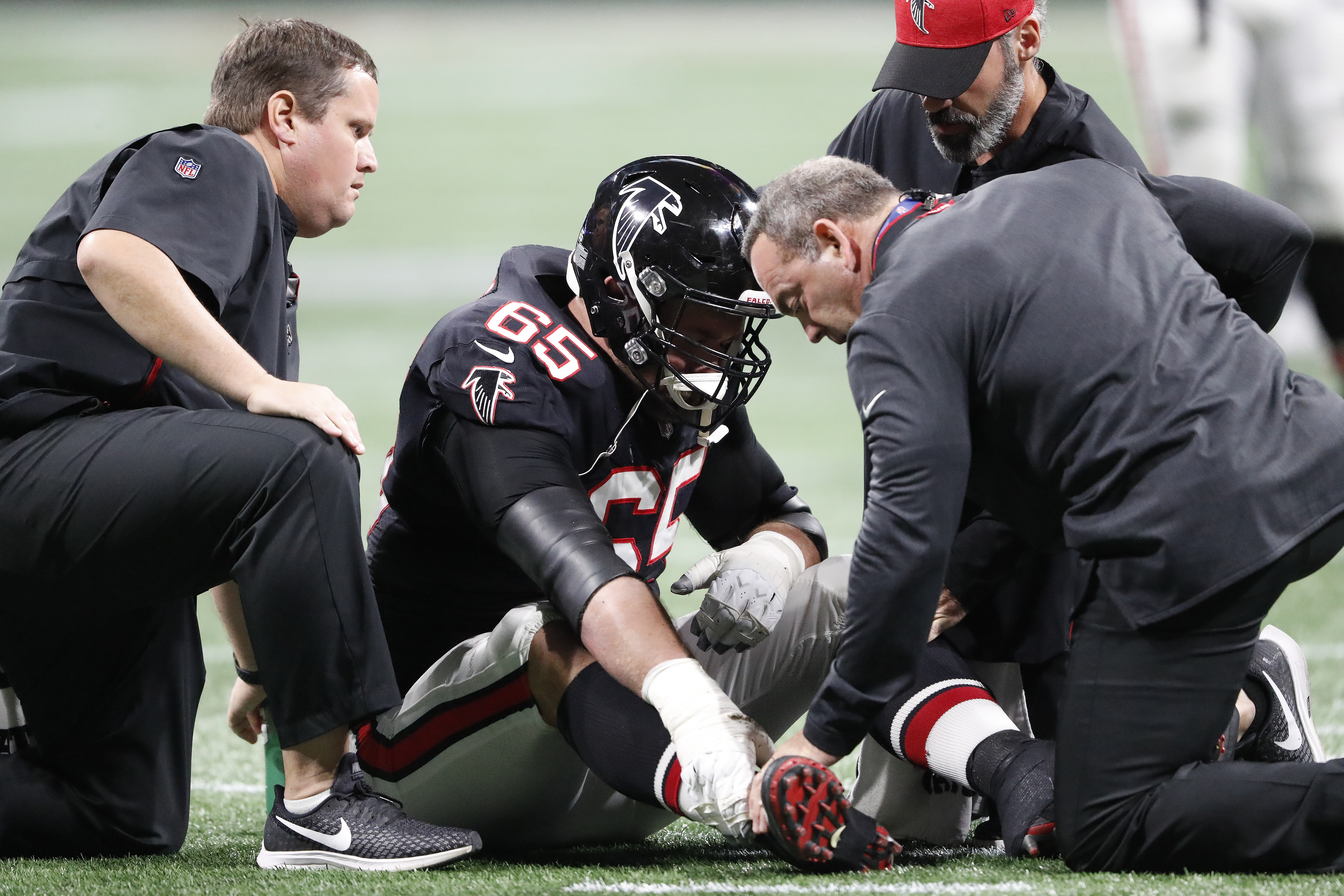 Falcons right guard Fusco has season-ending ankle injury