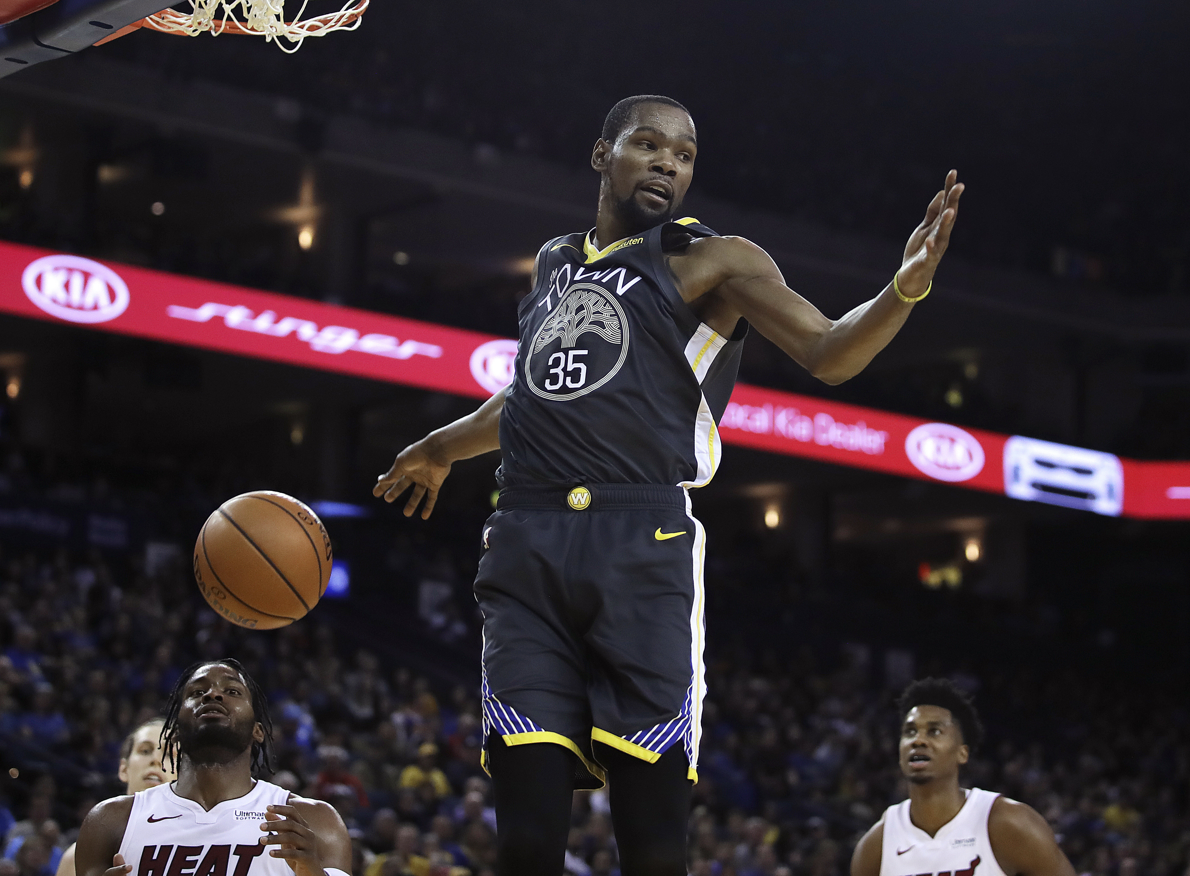 NBA says key call was missed late in Heat-Warriors game