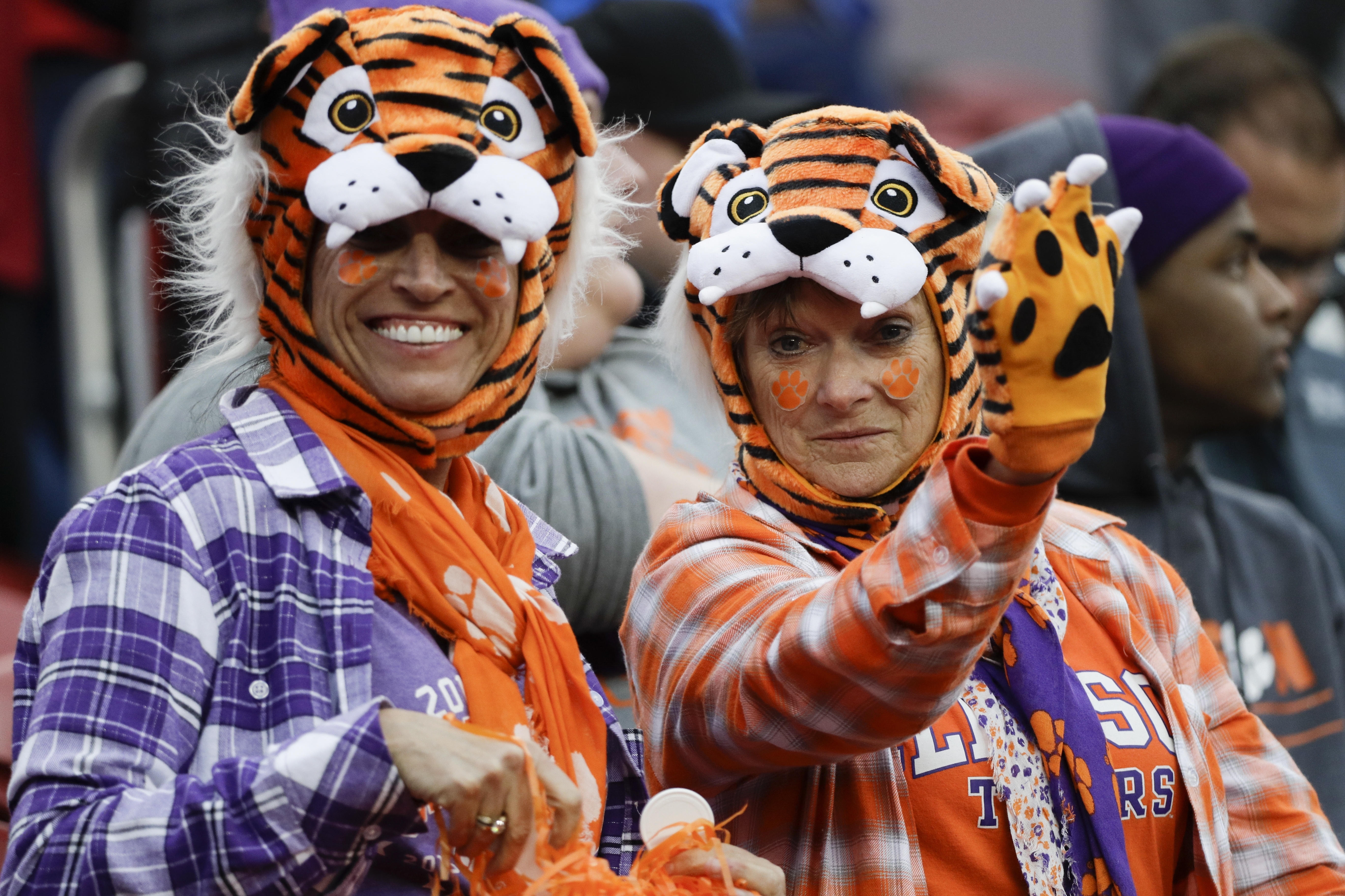 The Latest: Nikki Haley on Tigers sideline before title game