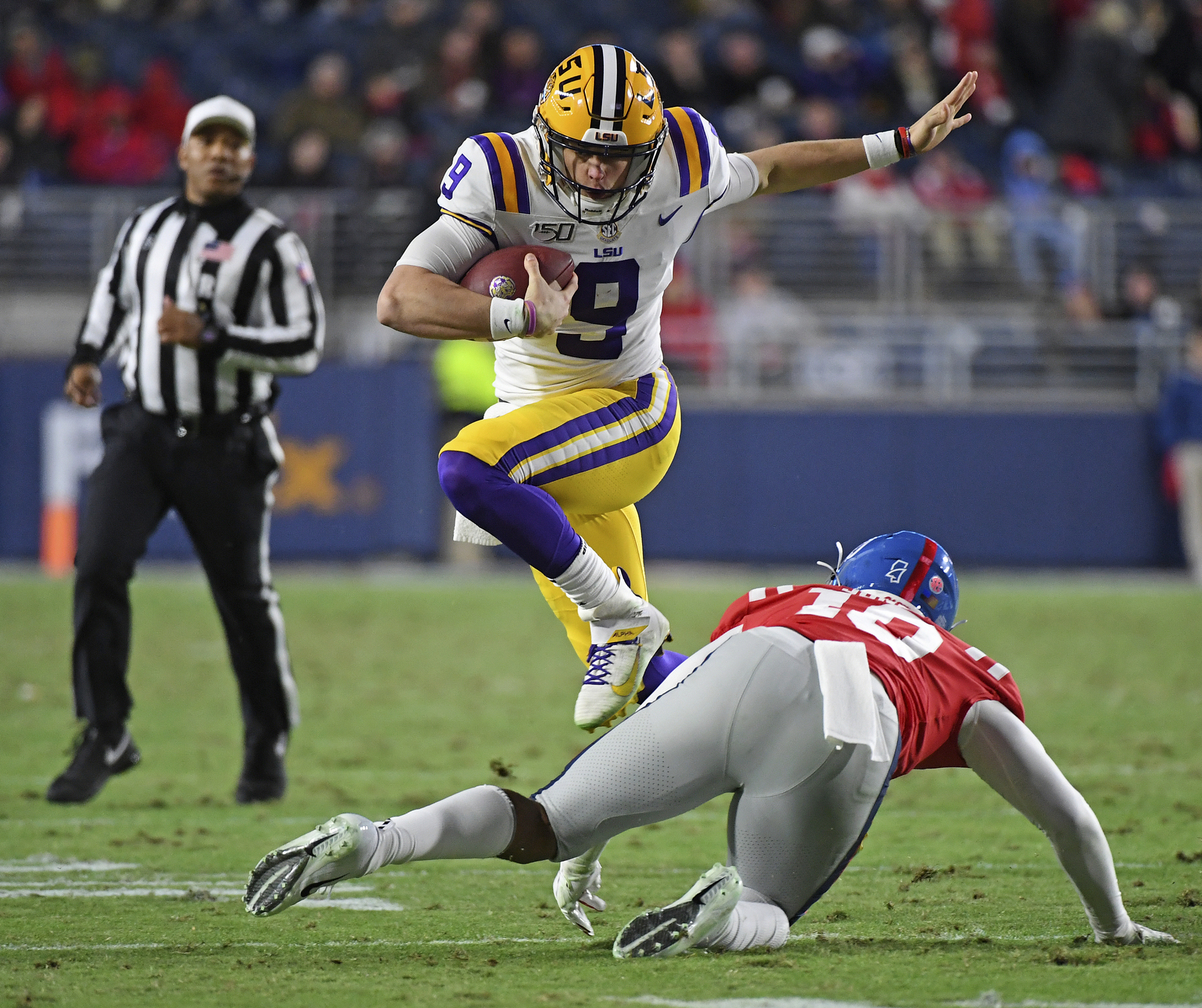 Burrow throws 5 TDs, No. 1 LSU beats Mississippi 58-37