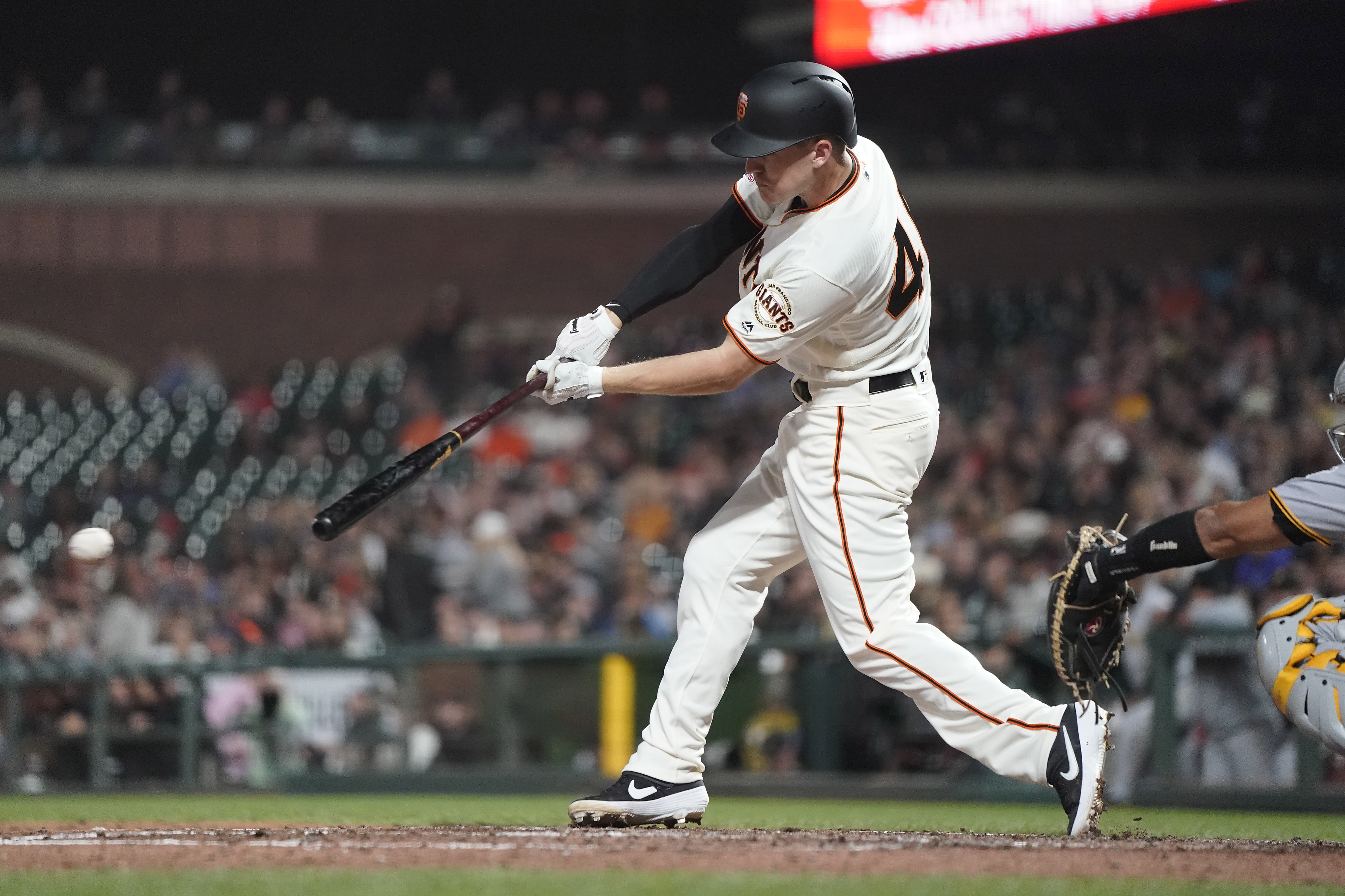 Pirates take fight to Giants, Vázquez closes out 27th save