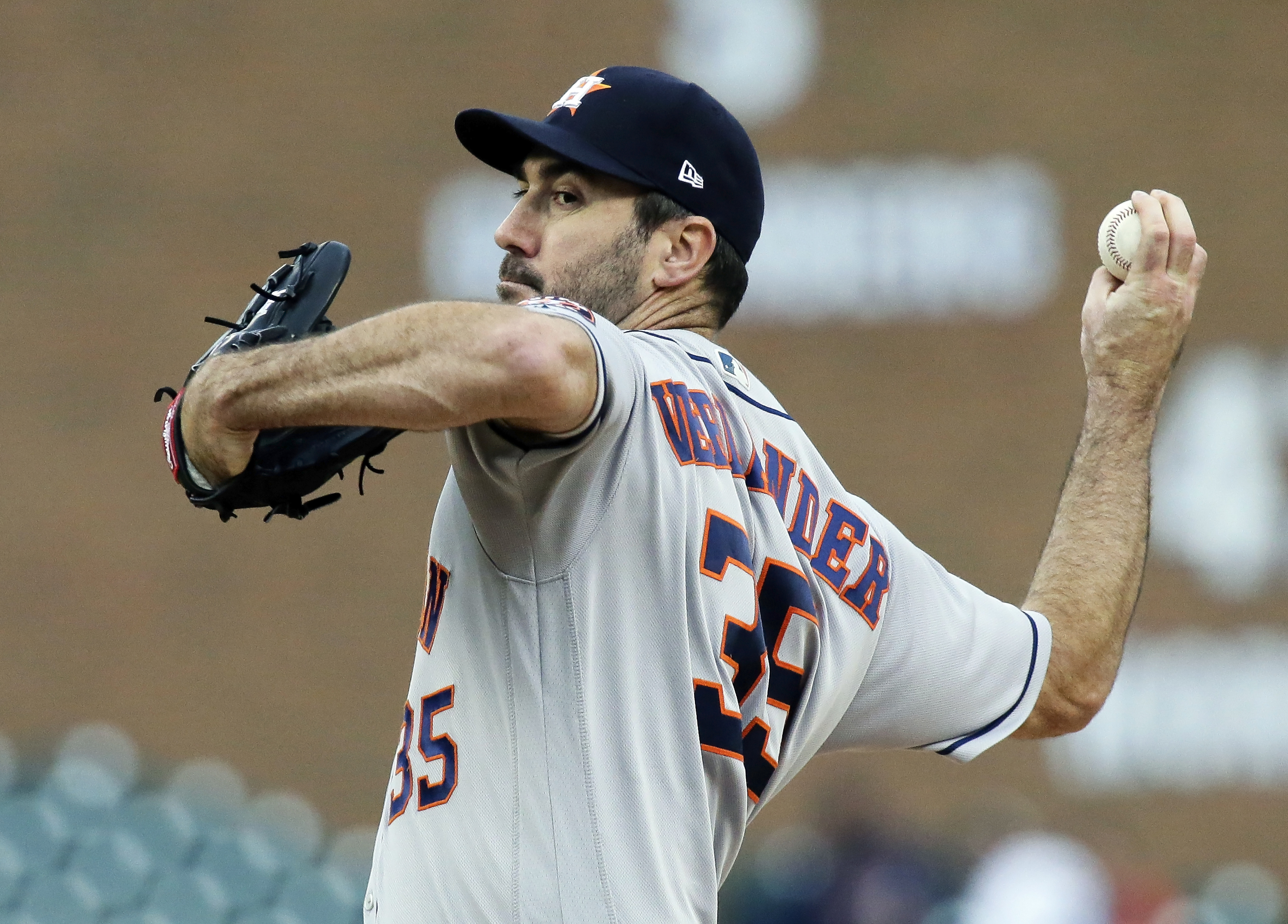 Verlander saluted back at Comerica, Astros beat Tigers 3-2