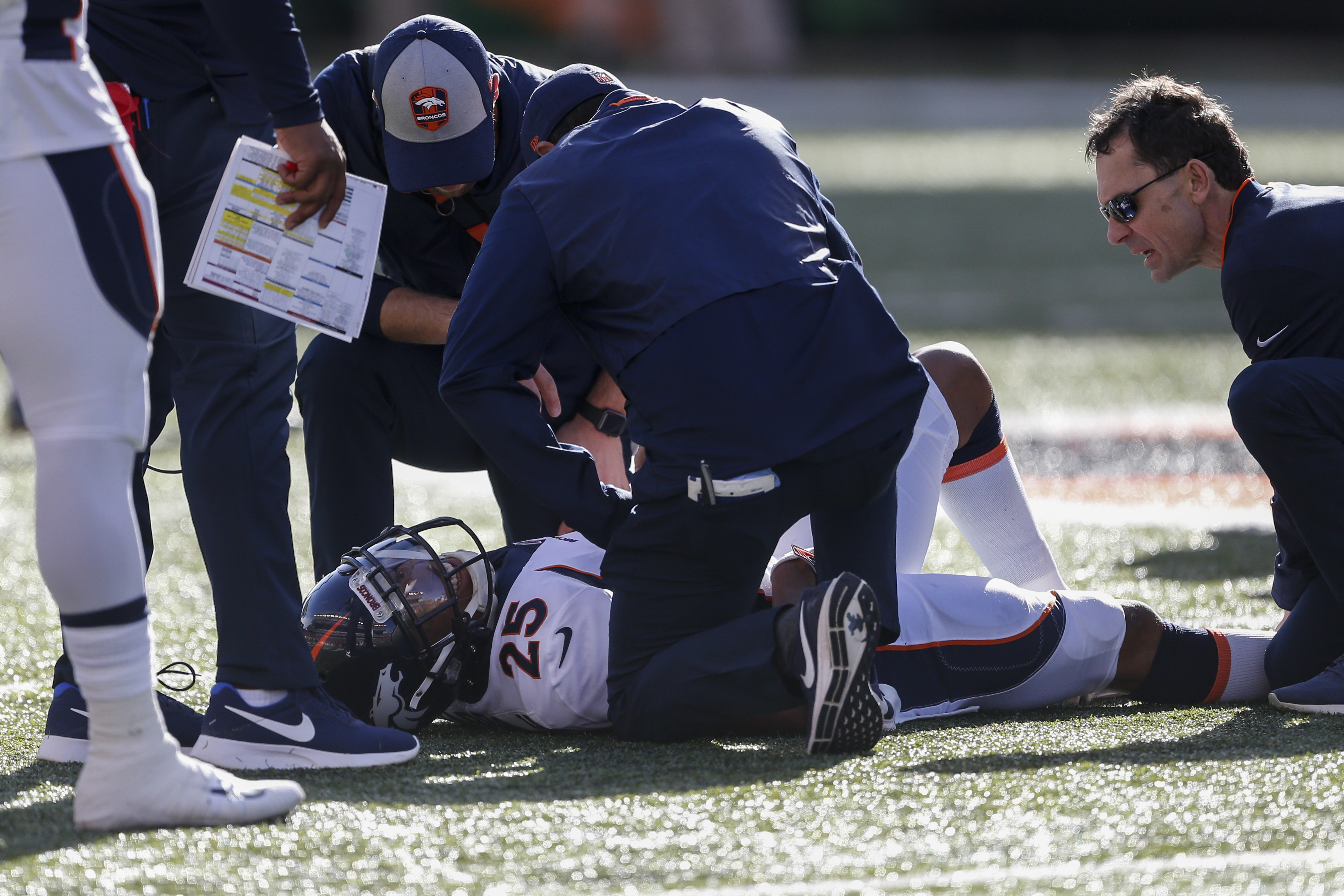 Broncos' Chris Harris Jr. leaves with broken right leg