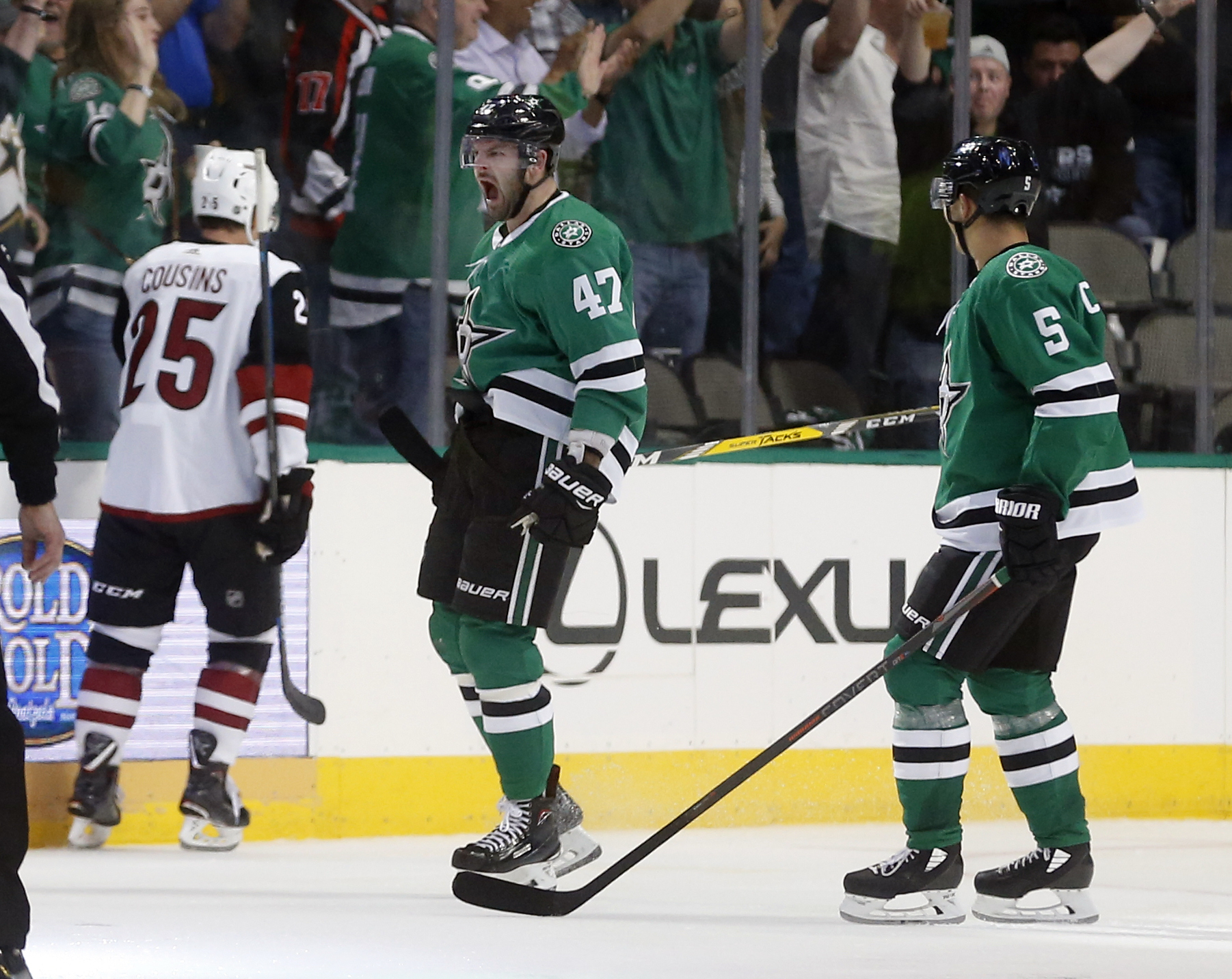 Stars control Coyotes 3-0 in Montgomery’s NHL coaching debut