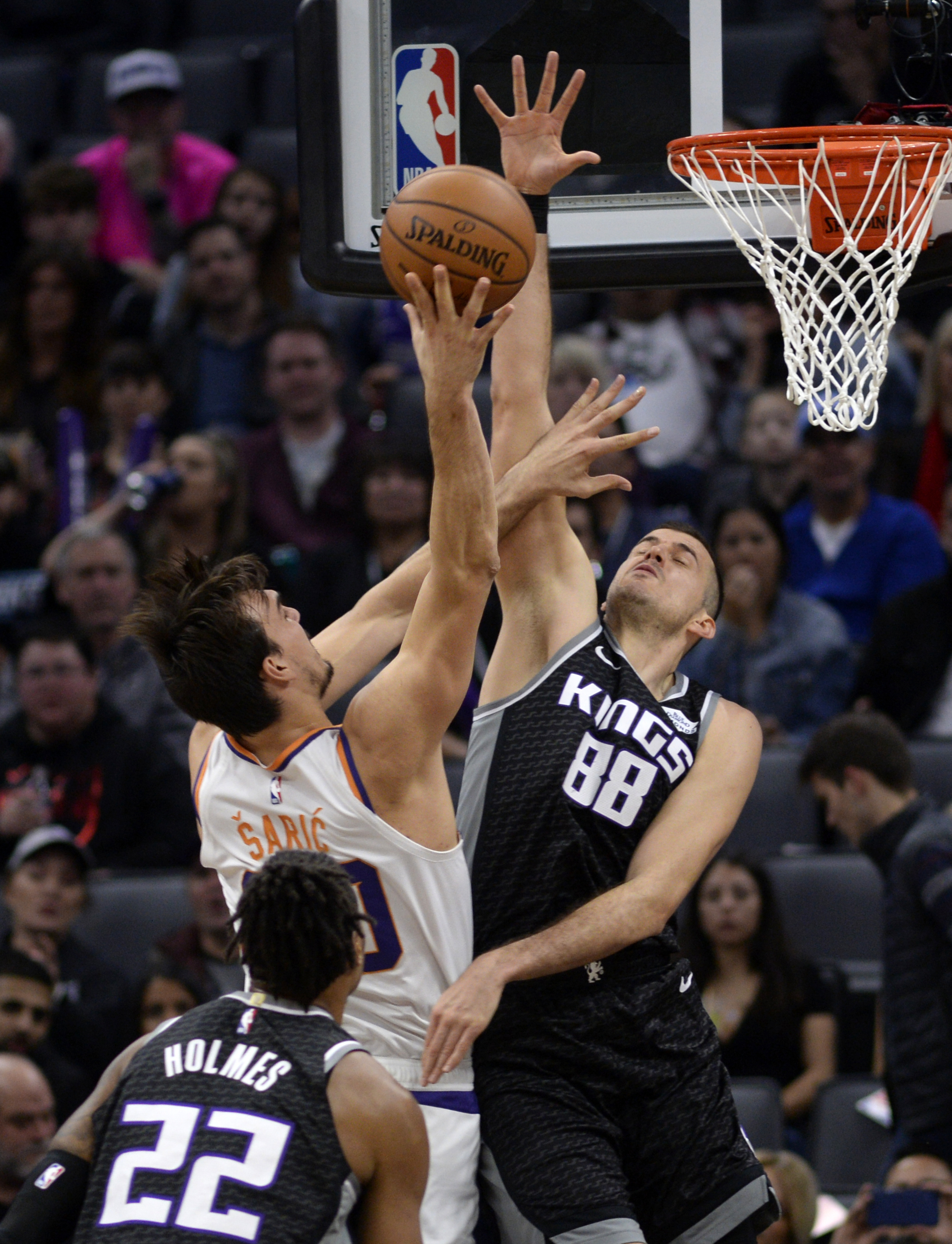 Booker scores 32 to help Suns hold off Kings and end skid