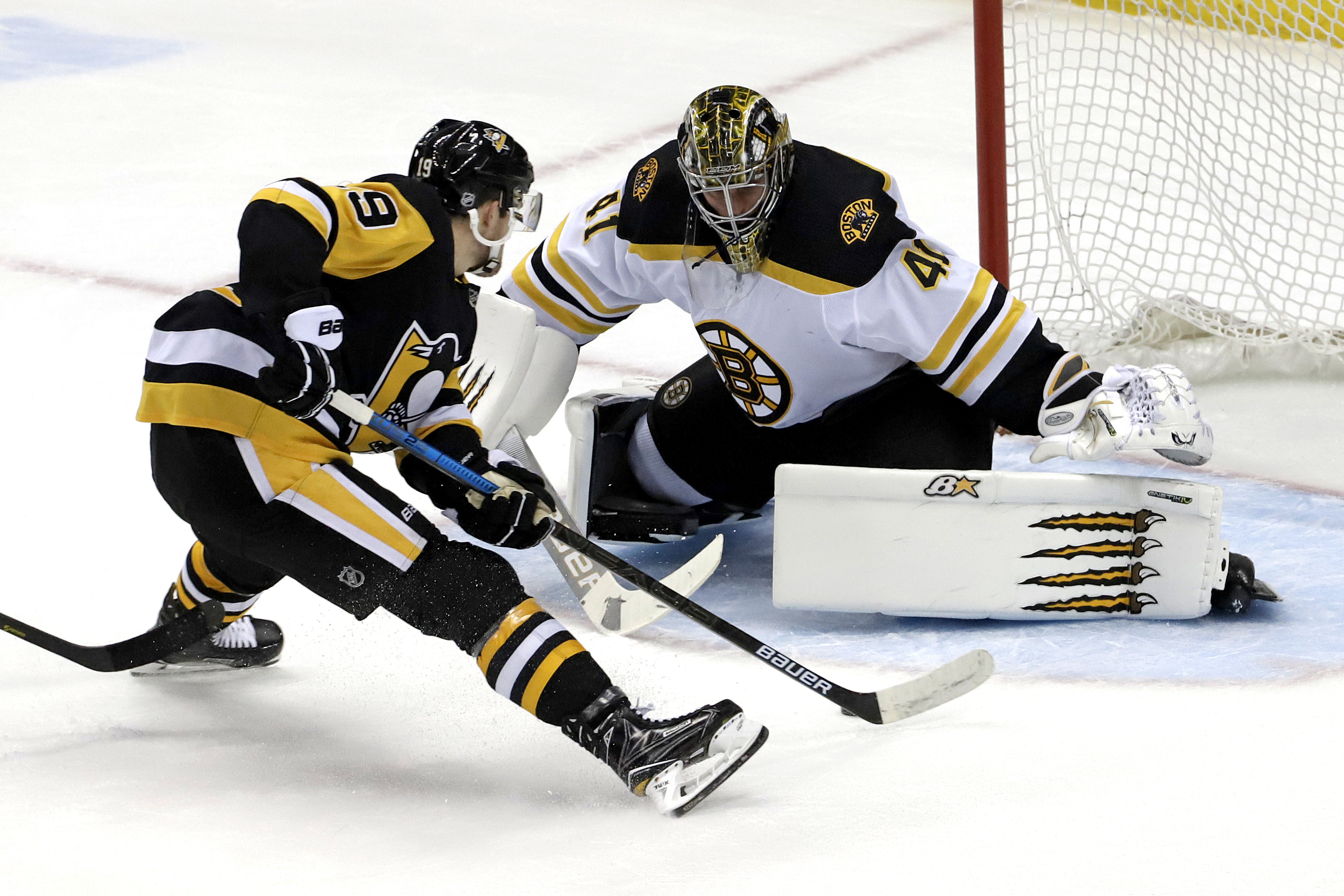 Penguins end Bruins’ 19-game point streak in 4-2 win