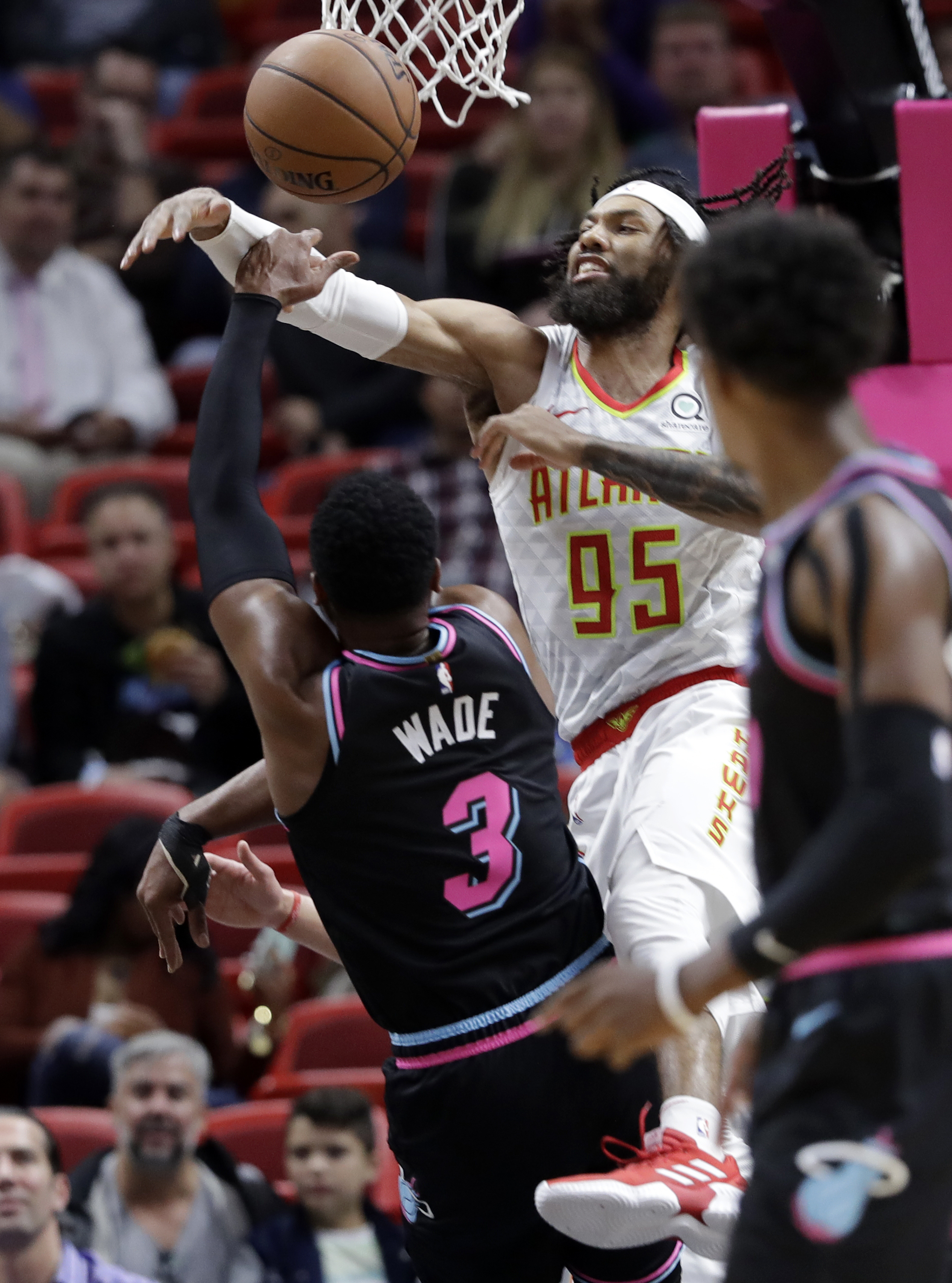 Hawks hold on, top Heat 115-113 to snap 7-game road slide