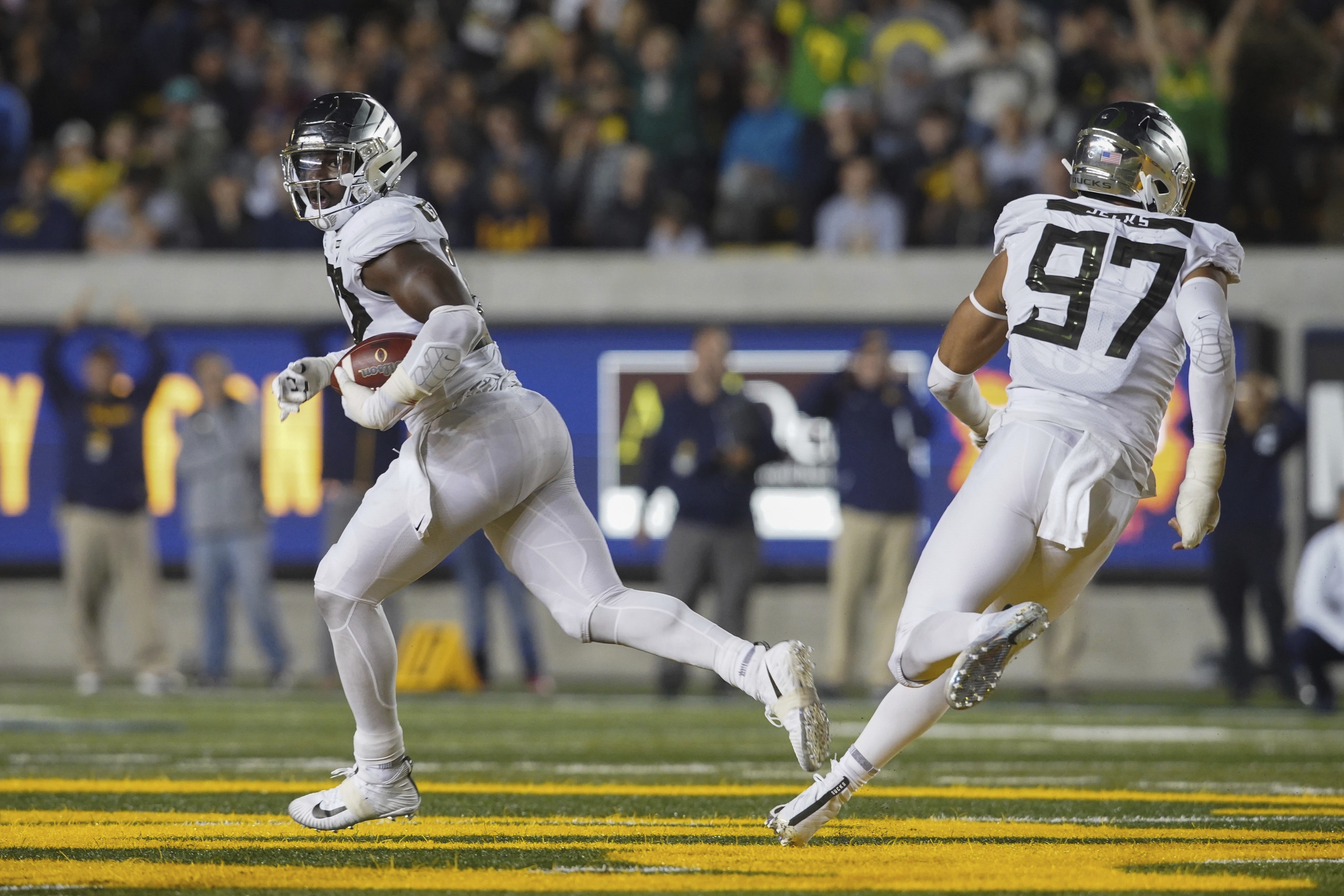 No. 19 Oregon beats No. 24 California 42-24