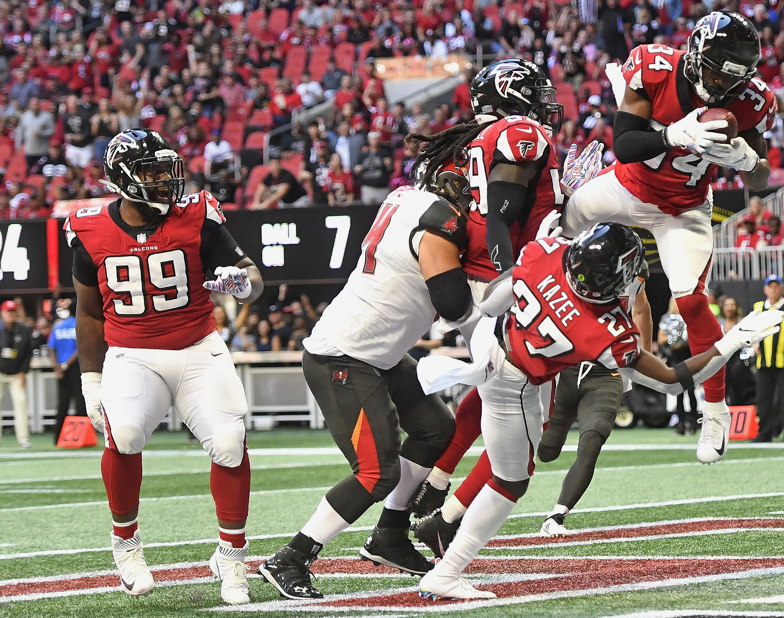 Ryan throws 3 TD passes, Falcons hold off Bucs 34-29